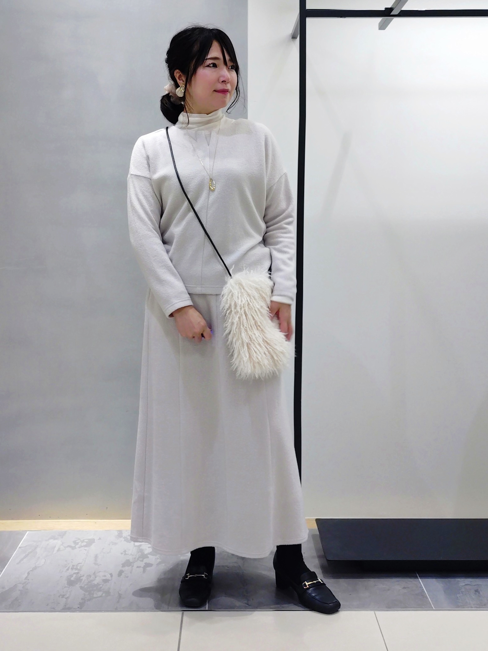 TOMOMIさんの「INDIVI｜【風合い柔らか／SETUP可】ブークレ起毛ジャージフレアスカート」を使ったコーディネート