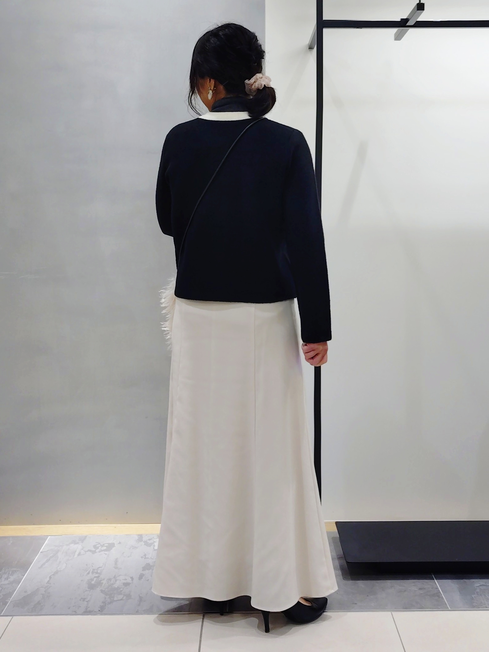 TOMOMIさんの「INDIVI｜【トレンド◎／軽量】カーリーファーポシェットバッグ」を使ったコーディネート