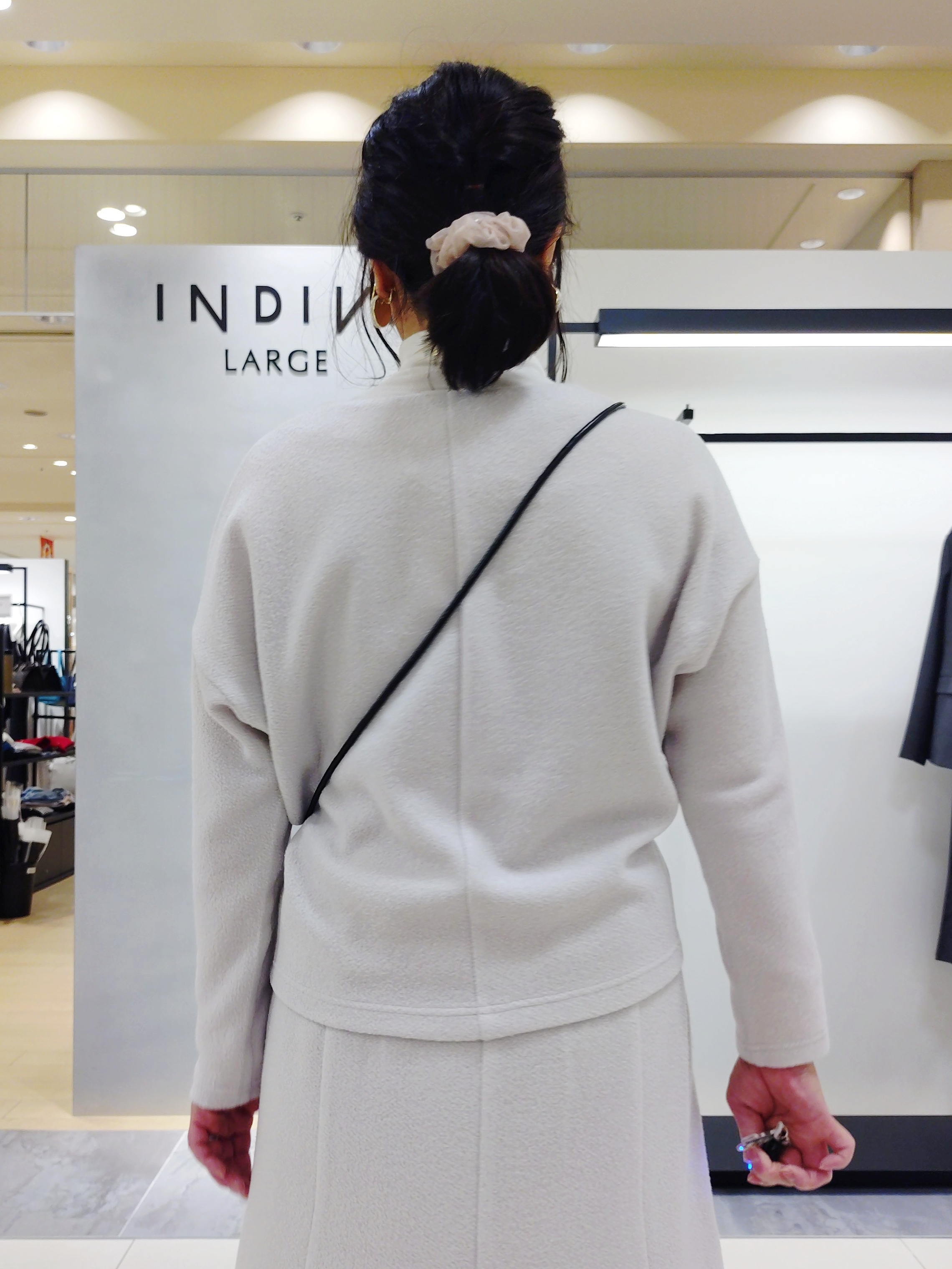 TOMOMIさんの「INDIVI｜【風合い柔らか／SETUP可】ブークレ起毛ジャージフレアスカート」を使ったコーディネート