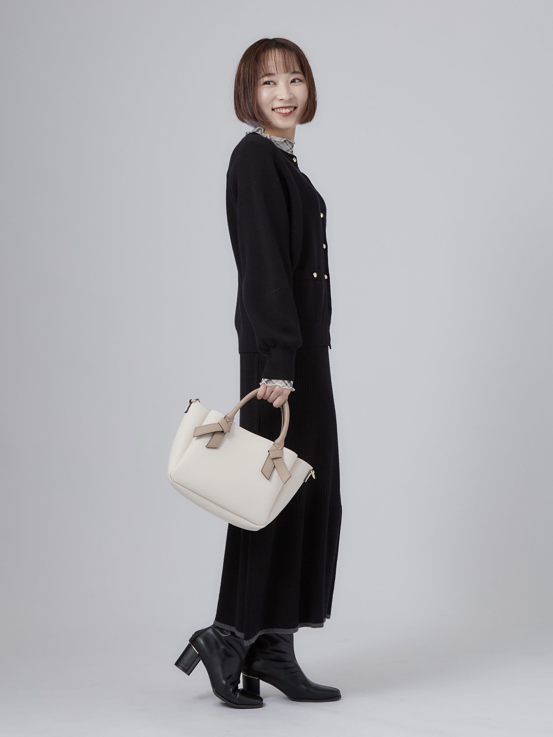 𝐜𝐡𝐢𝐤𝐚さんの「SHOO･LA･RUE｜【洗濯機可/S-LL】もちもちで心地よい もちここニットカーディガン」を使ったコーディネート