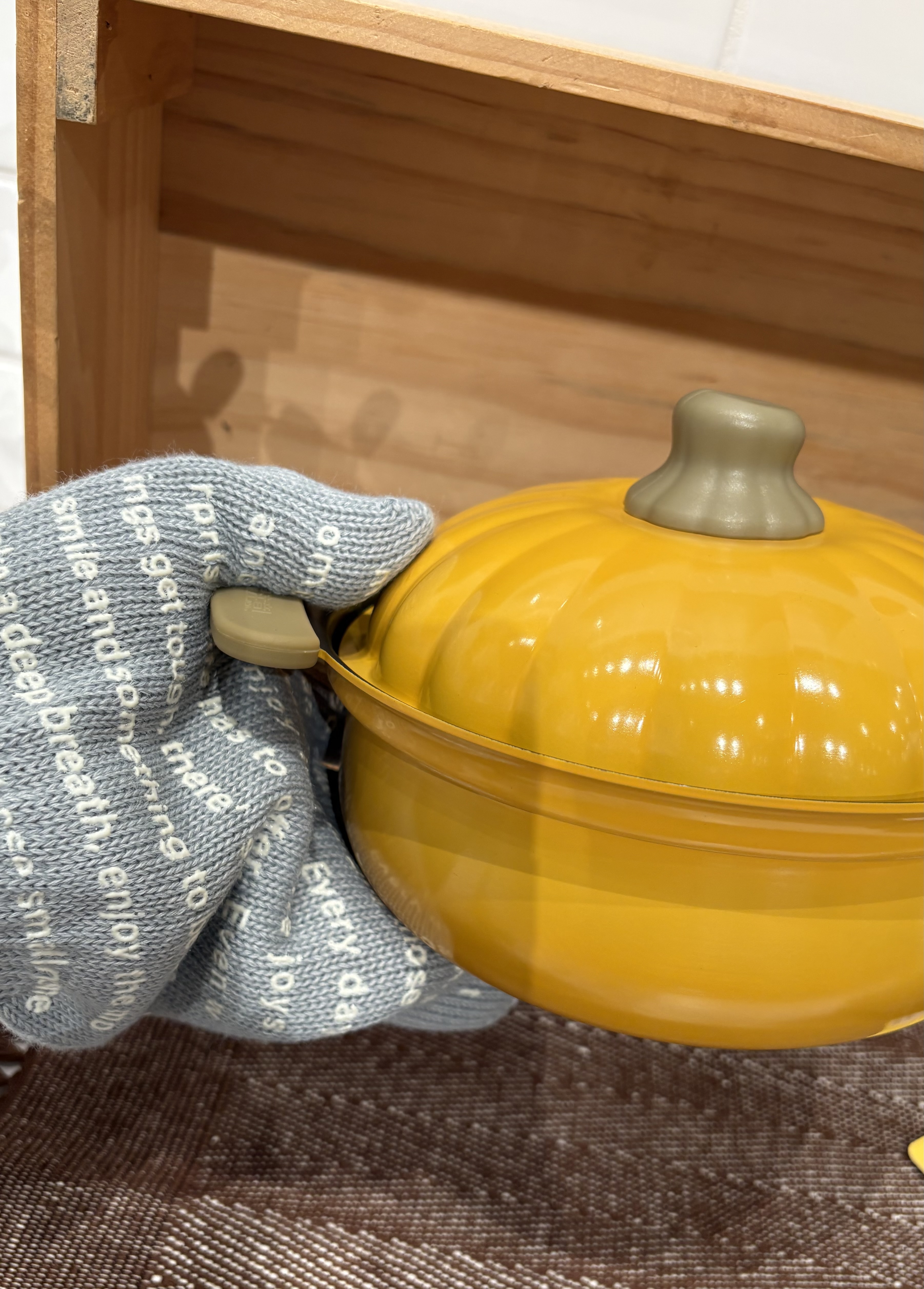YUKOさんの「212 KITCHEN STORE｜サンベルム 3本指ミトン グレー」を使ったコーディネート