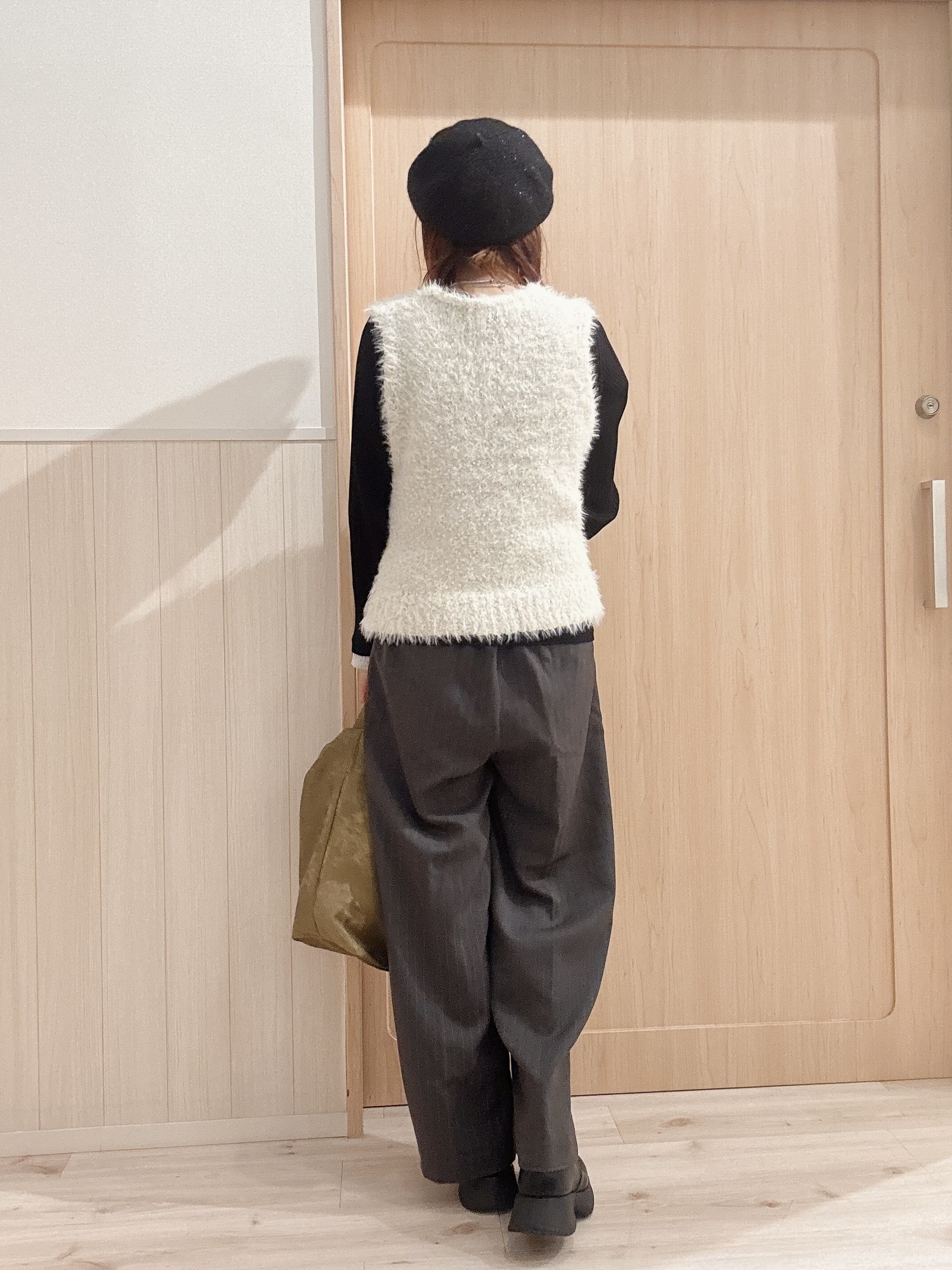モカさんの「SHOO･LA･RUE｜【洗濯機可】重ねるだけで華やかに。ポンポンシャギーベスト」を使ったコーディネート