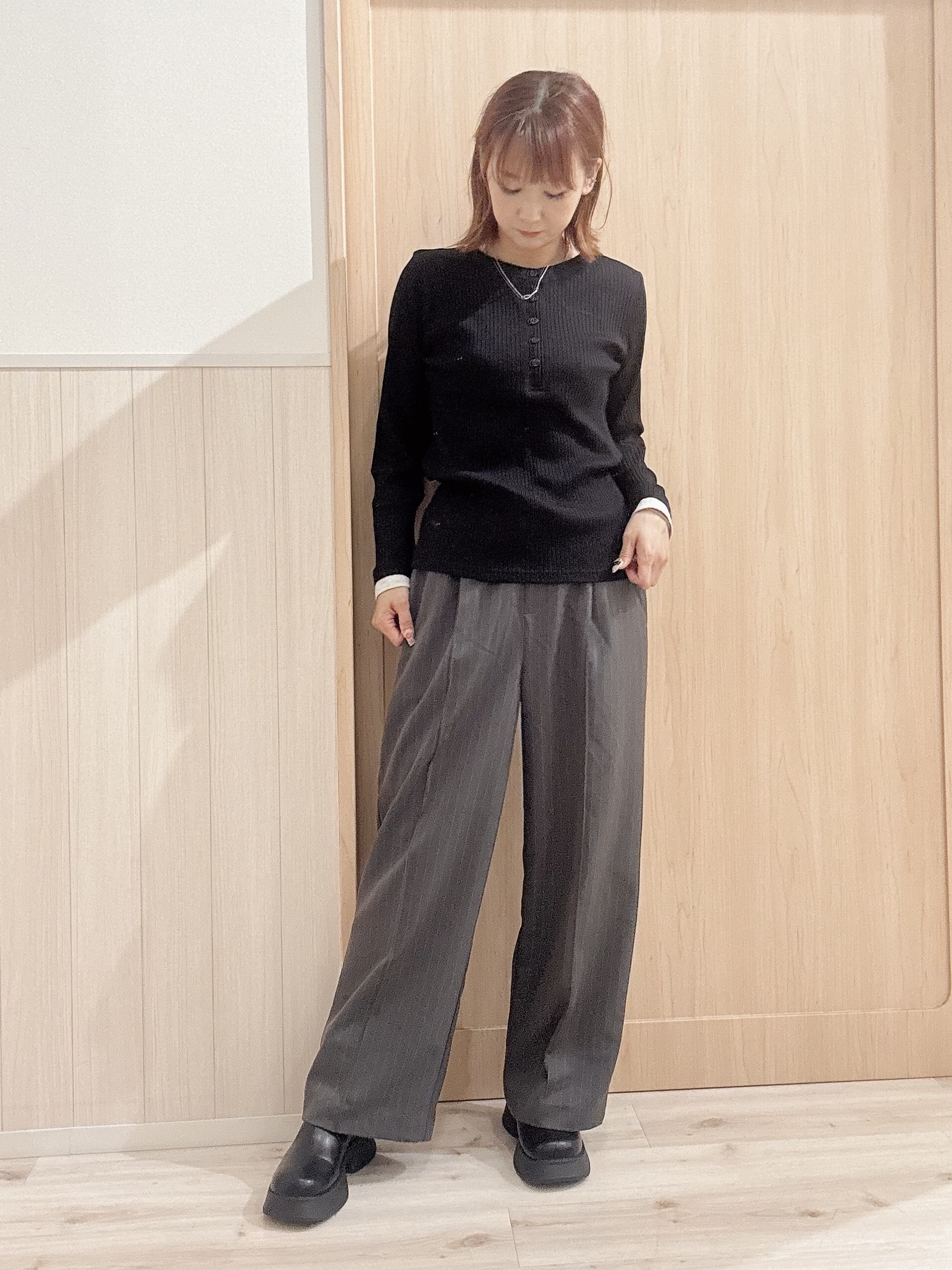 モカさんの「SHOO･LA･RUE｜【洗濯機可】重ねるだけで華やかに。ポンポンシャギーベスト」を使ったコーディネート