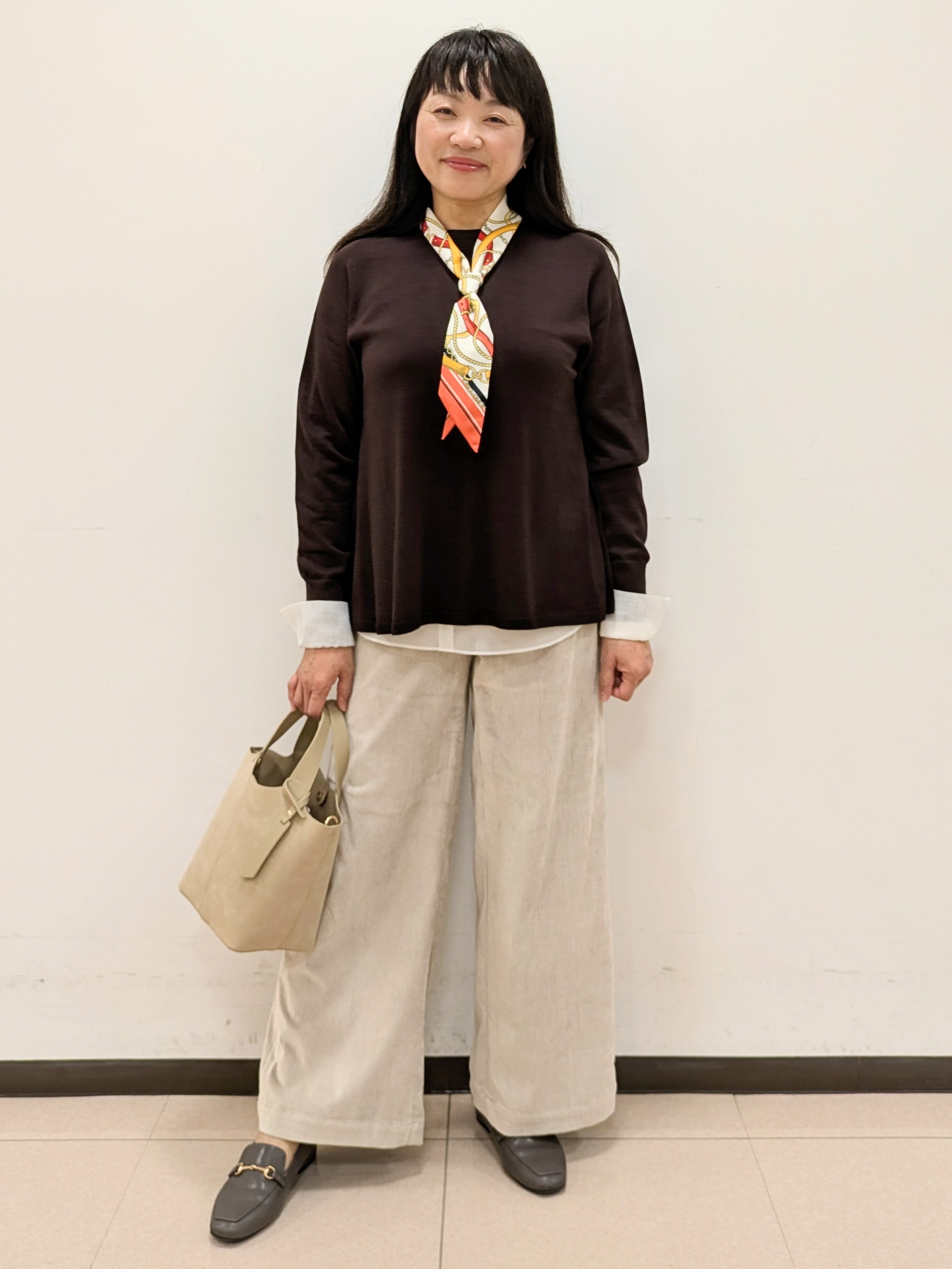 ともさんの「UNTITLED｜【きれいに体型カバー/8色展開】Aラインシルエットニットプルオーバー」を使ったコーディネート
