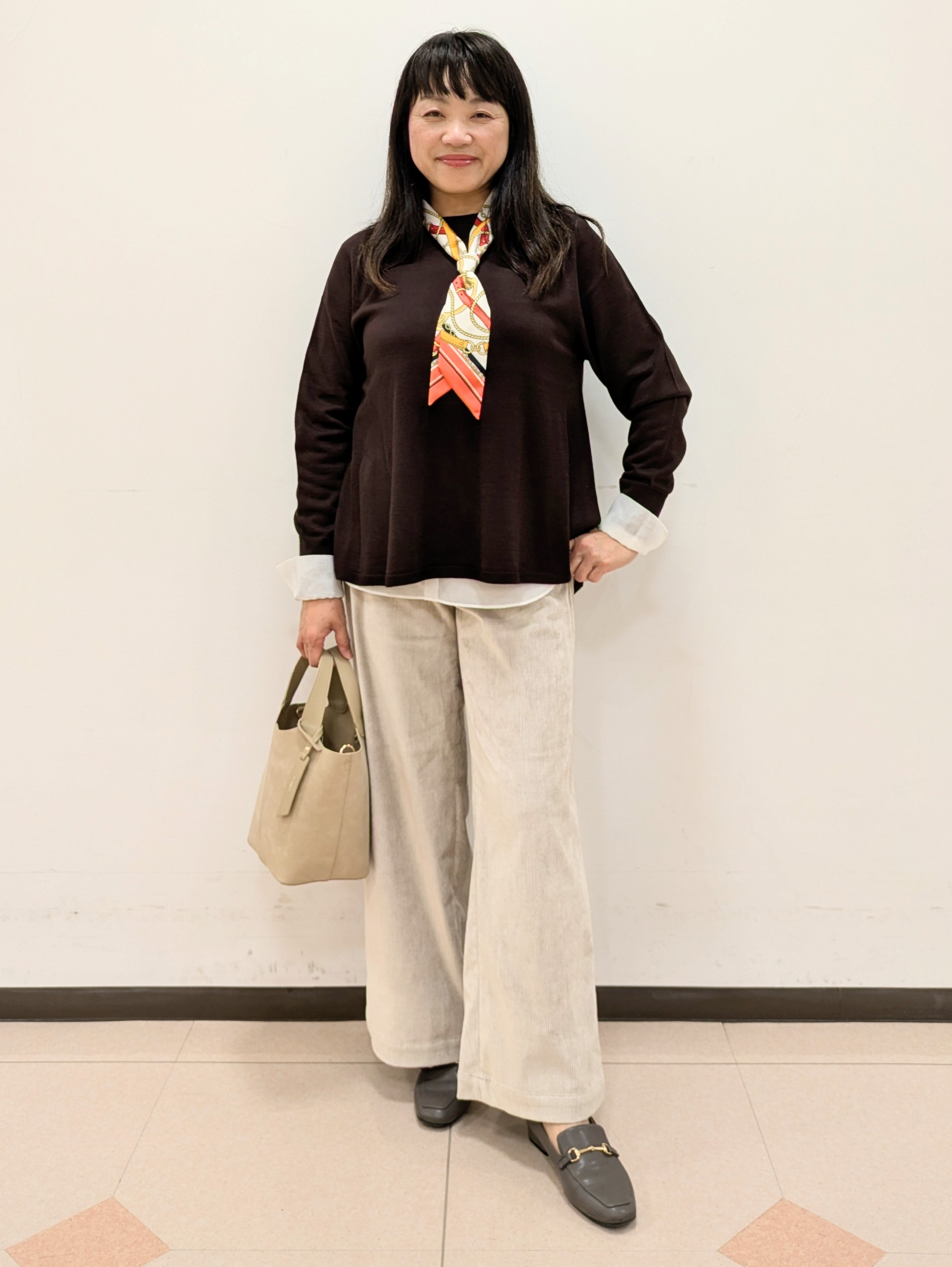 ともさんの「UNTITLED｜【きれいに体型カバー/8色展開】Aラインシルエットニットプルオーバー」を使ったコーディネート