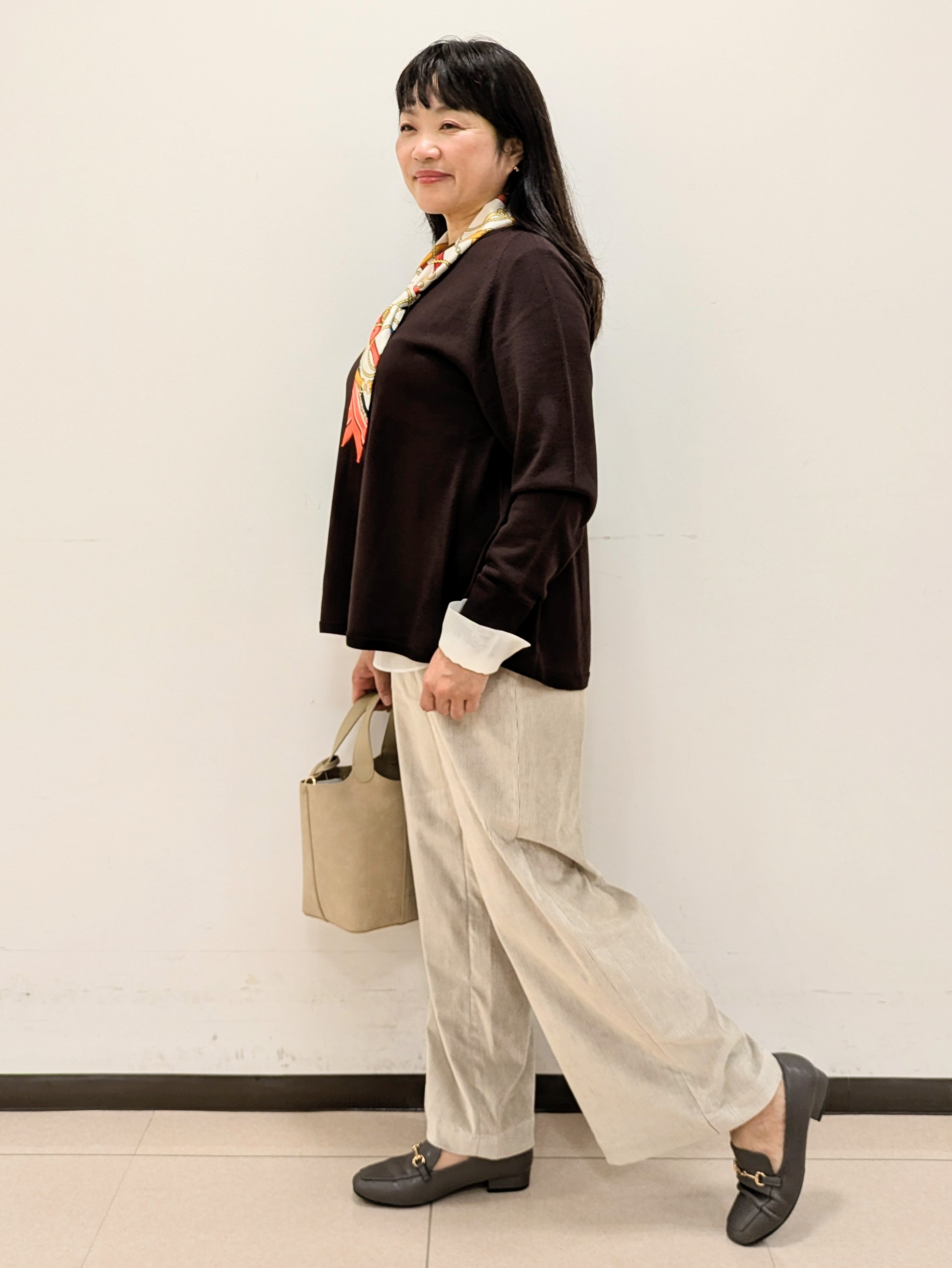 ともさんの「UNTITLED｜【きれいに体型カバー/8色展開】Aラインシルエットニットプルオーバー」を使ったコーディネート