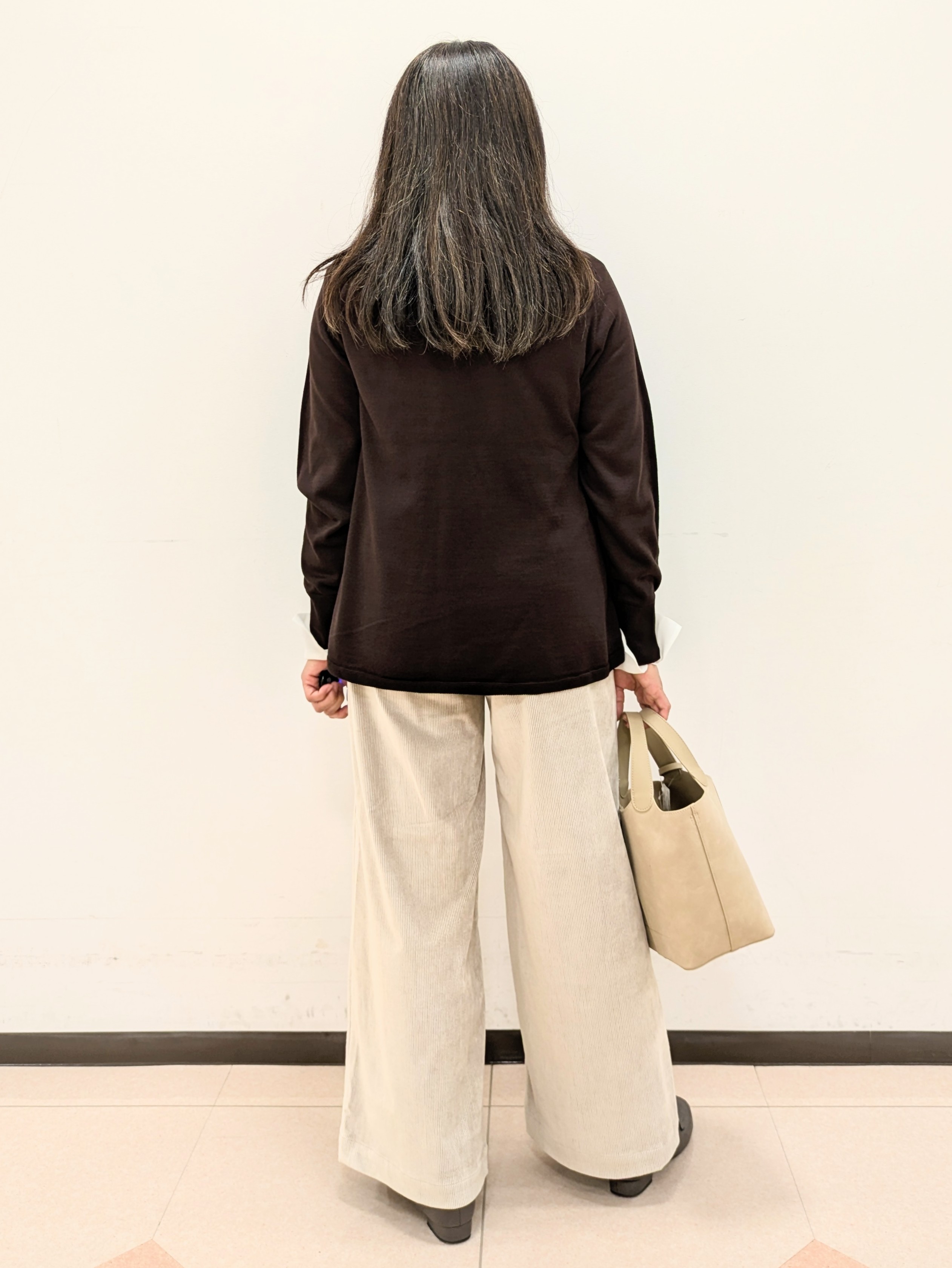 ともさんの「UNTITLED｜【きれいに体型カバー/8色展開】Aラインシルエットニットプルオーバー」を使ったコーディネート