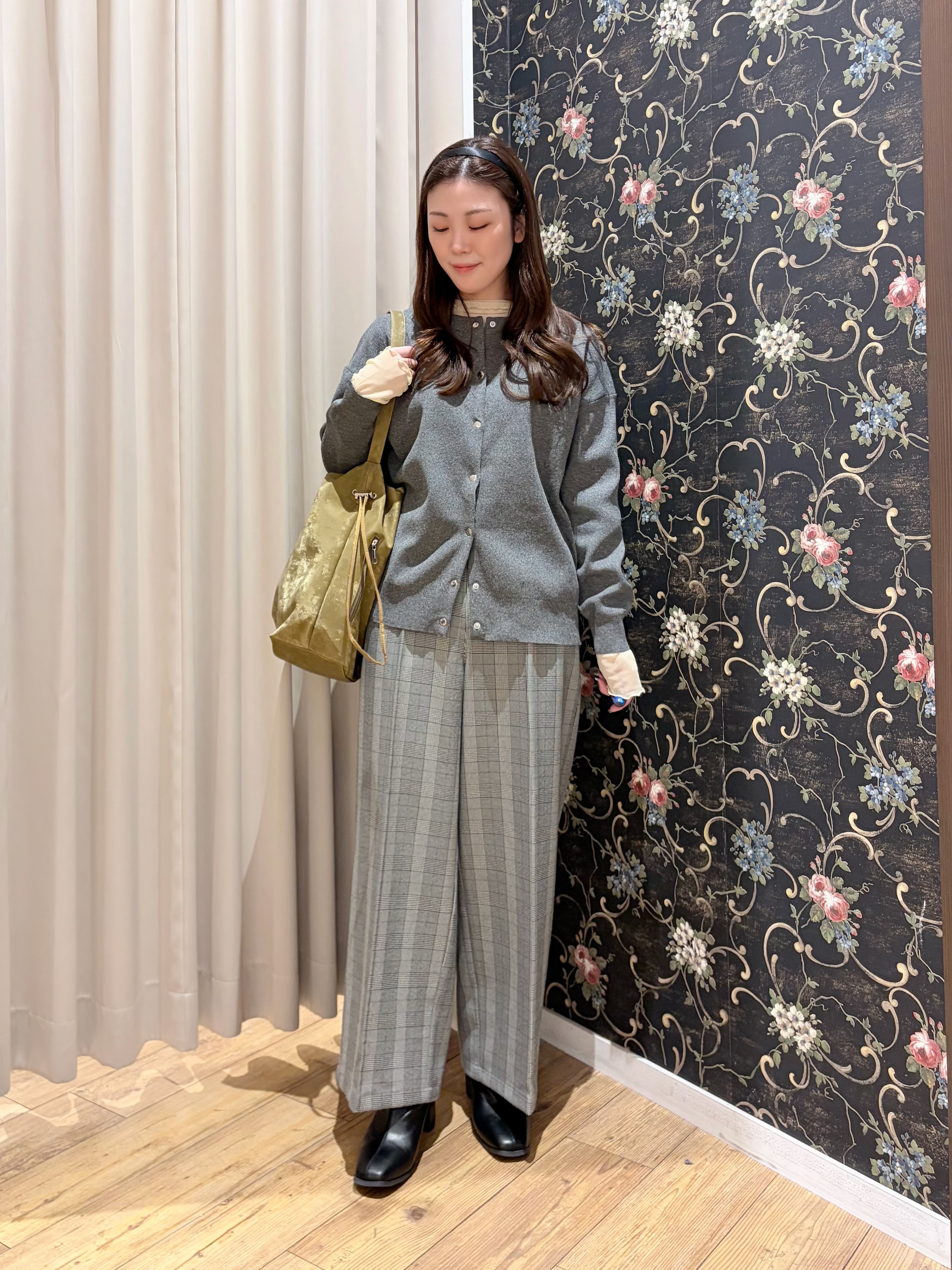 おうめさんの「SHOO･LA･RUE｜【セットアップ可/洗濯機可】軽やかに羽織れる スポンディッシュ ニットカーディガン」を使ったコーディネート