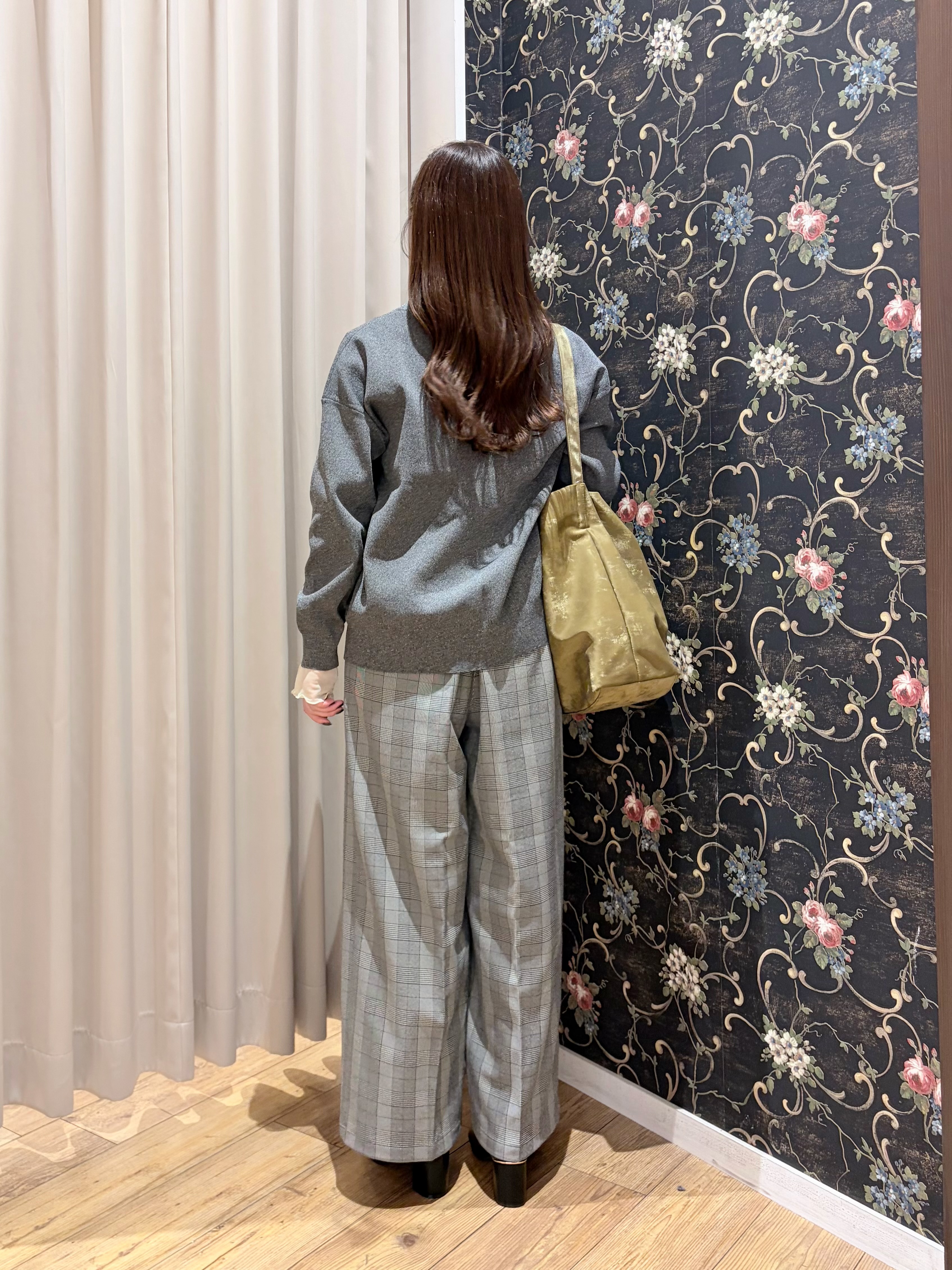 おうめさんの「SHOO･LA･RUE｜【セットアップ可/洗濯機可】軽やかに羽織れる スポンディッシュ ニットカーディガン」を使ったコーディネート