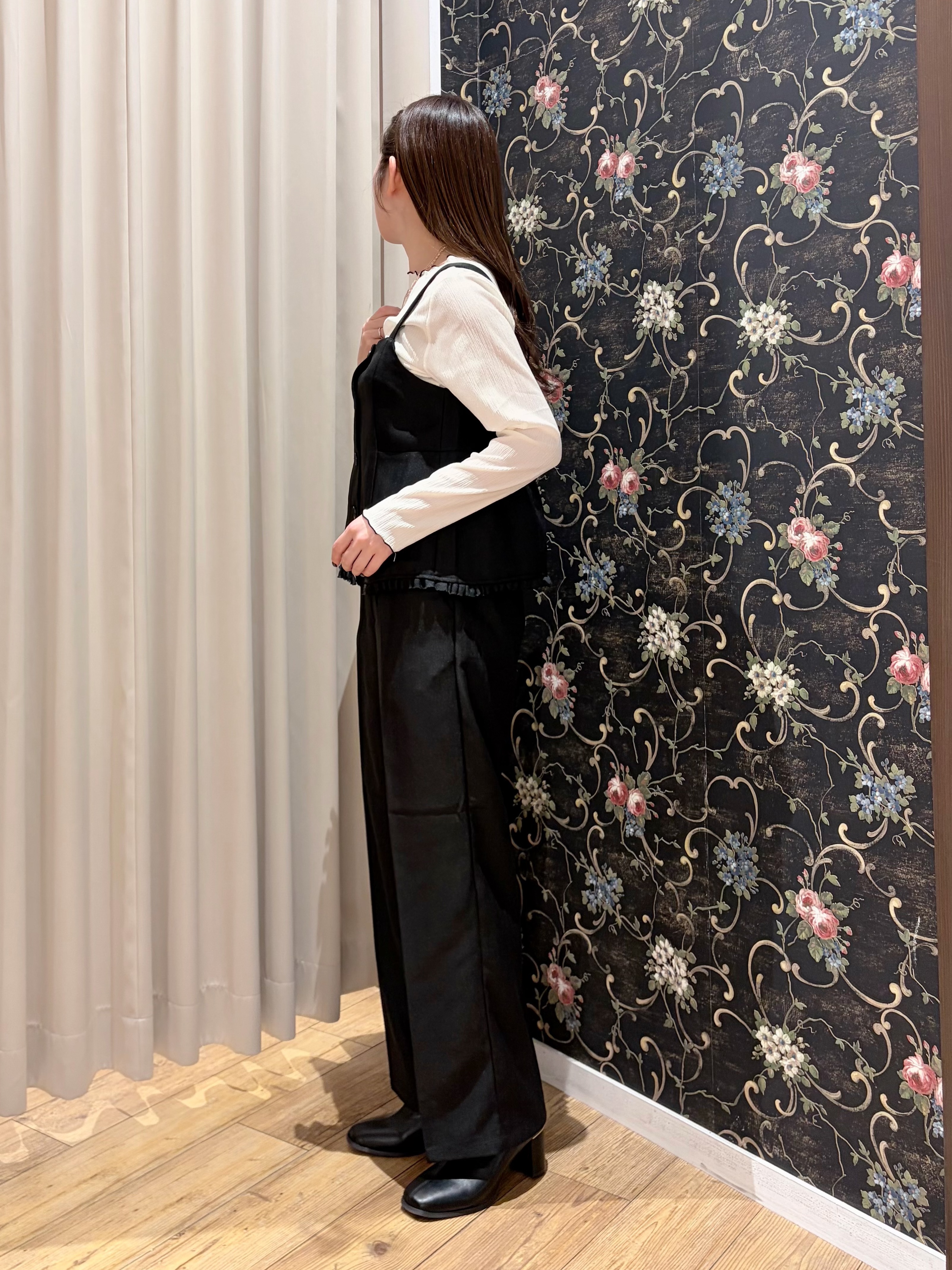おうめさんの「SHOO･LA･RUE｜【2点セット／着方いろいろ】ビスチェ&times;センタープレスパンツ セットアップ」を使ったコーディネート