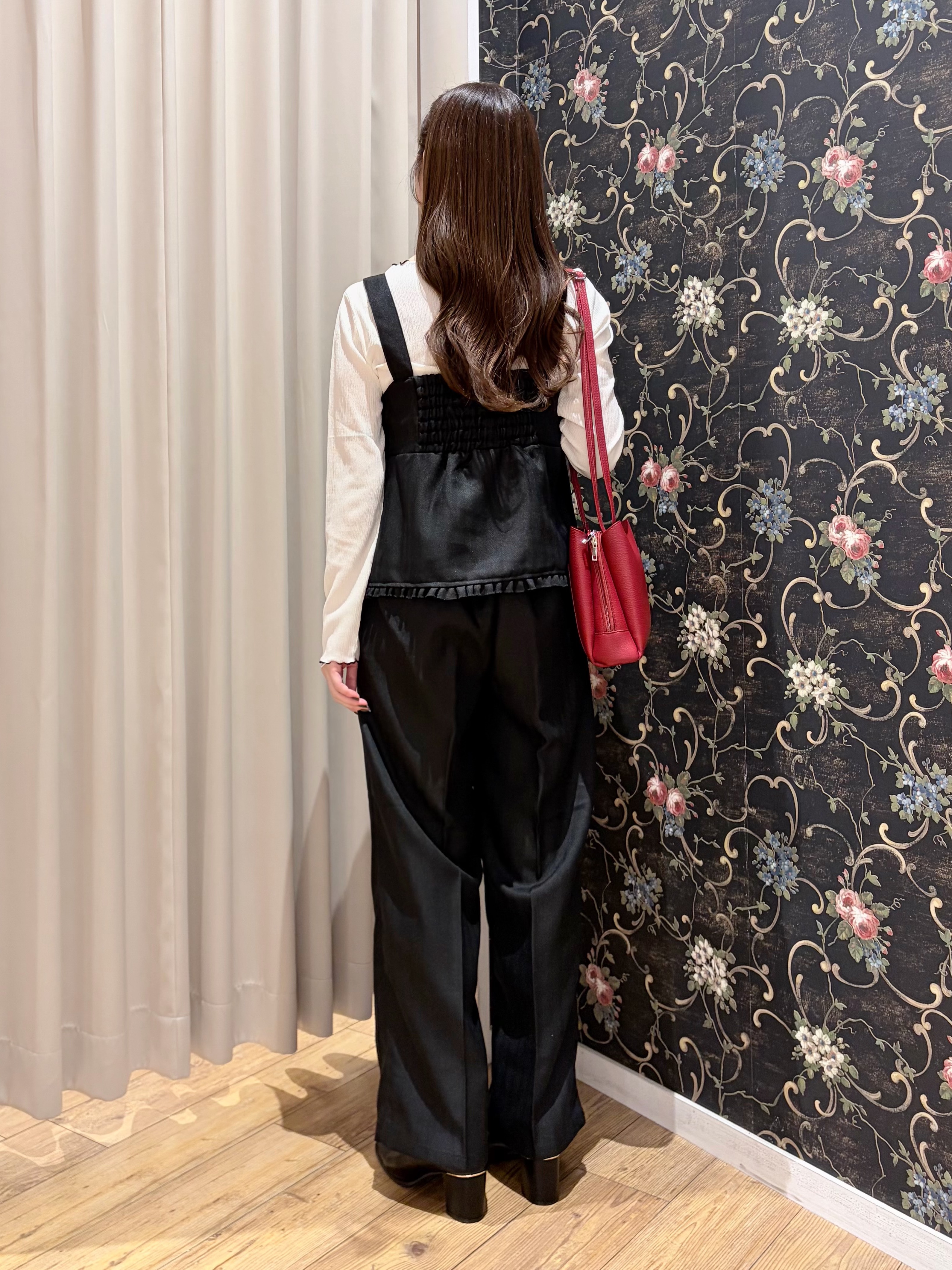 おうめさんの「SHOO･LA･RUE｜【2点セット／着方いろいろ】ビスチェ&times;センタープレスパンツ セットアップ」を使ったコーディネート