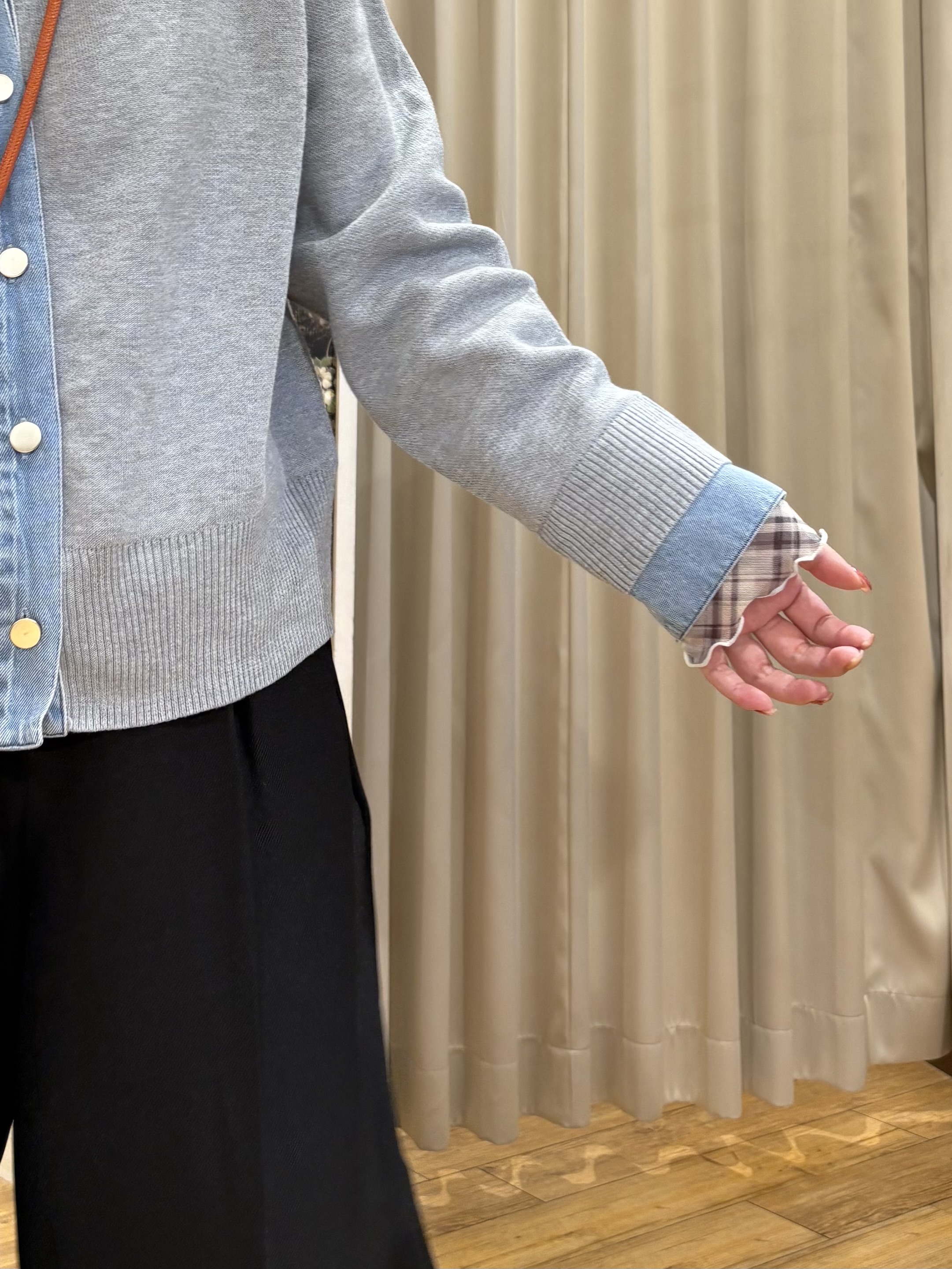 ネリさんの「SHOO･LA･RUE｜【S-LL/洗濯機可】デニム／チェック切替でこなれ見え 金ボタンニットカーディガン」を使ったコーディネート