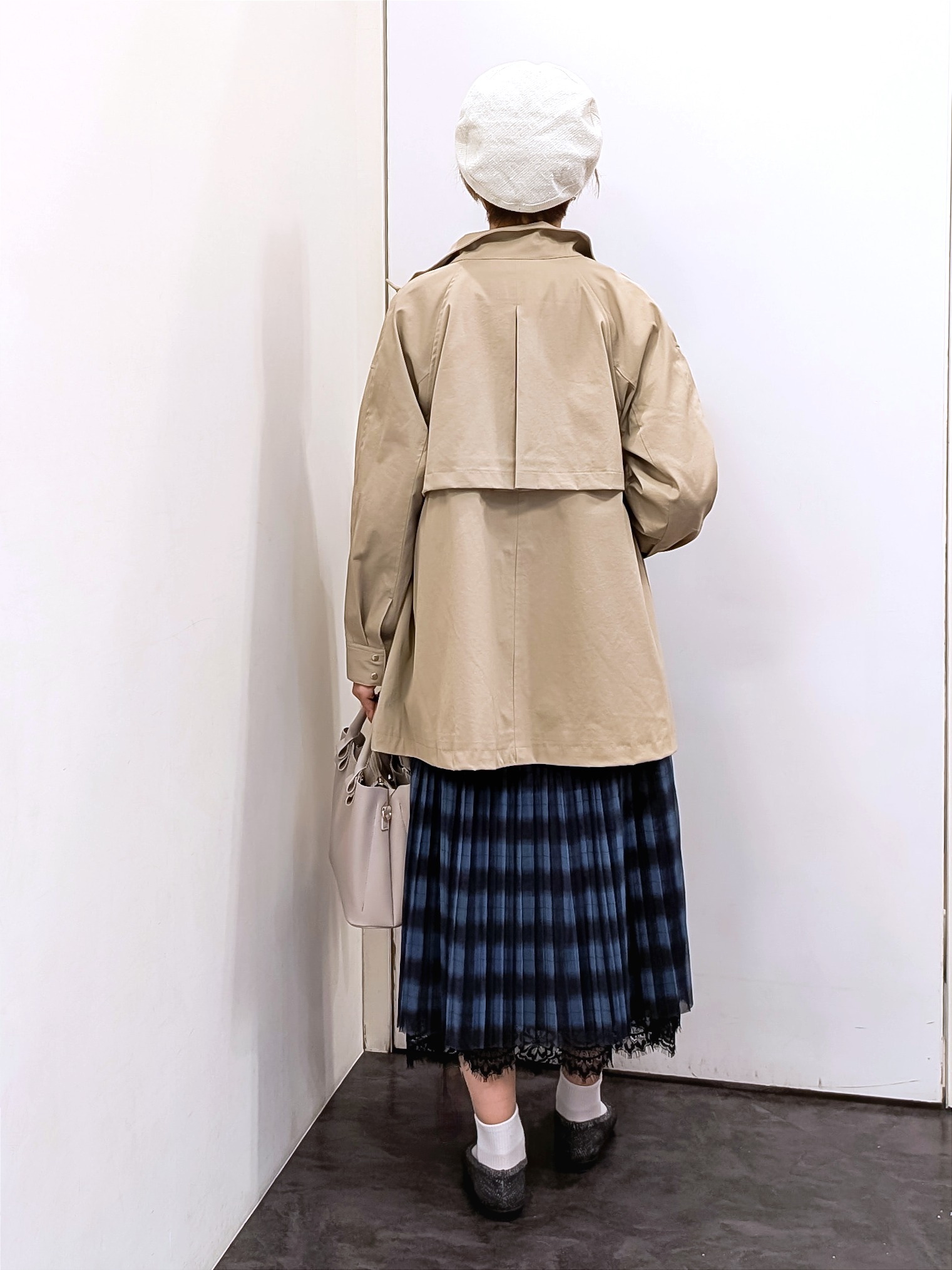 やまちゃんさんの「grove｜【撥水／シルエット2WAY】ゆったり着られて体型カバー◎ スタンドネック テントラインコート」を使ったコーディネート