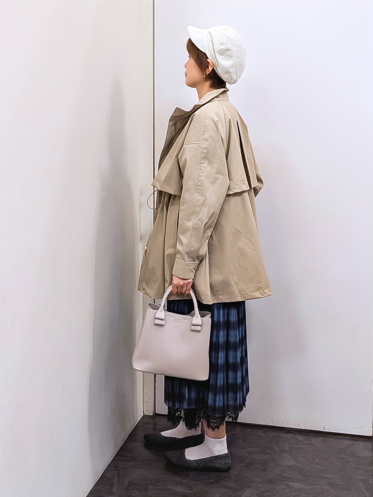 やまちゃんさんの「grove｜【撥水／シルエット2WAY】ゆったり着られて体型カバー◎ スタンドネック テントラインコート」を使ったコーディネート