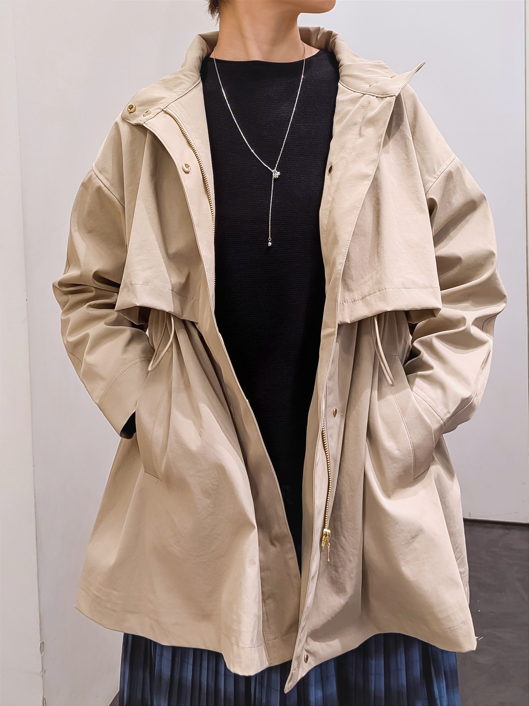 やまちゃんさんの「grove｜【撥水／シルエット2WAY】ゆったり着られて体型カバー◎ スタンドネック テントラインコート」を使ったコーディネート
