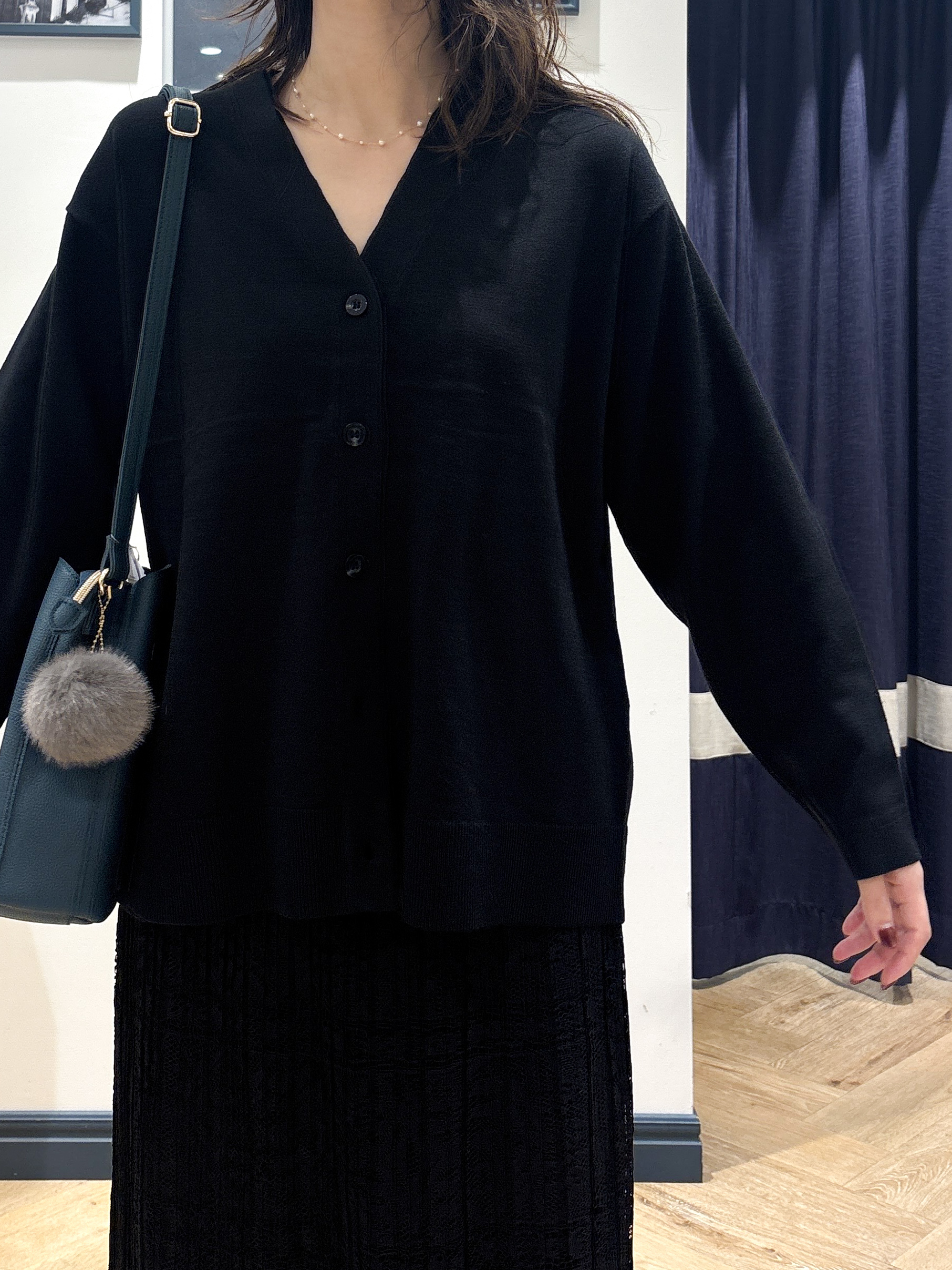 ayakaさんの「grove｜【毛玉軽減・2タイプから着丈選べる】キレイが続く Vネックカーディガン」を使ったコーディネート