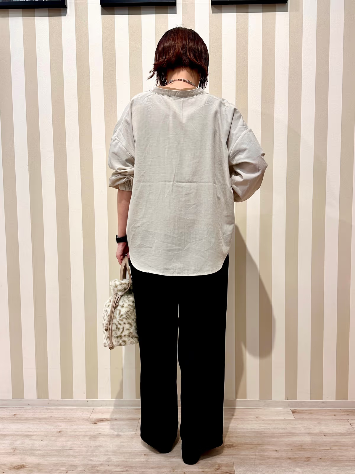 Hanさんの「SHOO･LA･RUE｜【洗濯後しわになりにくい/S-LL】こなれ見え ゆるっと キーネック金ボタンポケットシャツ」を使ったコーディネート