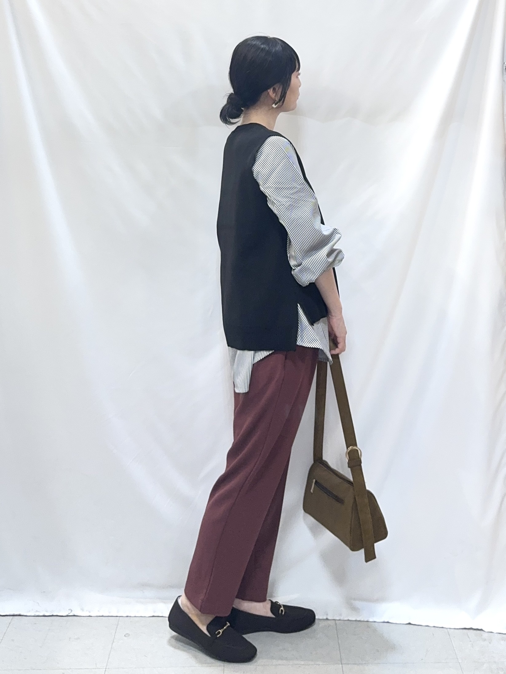 𝐇𝐢𝐫𝐨𝐦𝐢さんの「SHOO･LA･RUE｜【2点セット/S-LL】着回し自在 スポンディッシュニットベスト＆フレアシャツ」を使ったコーディネート