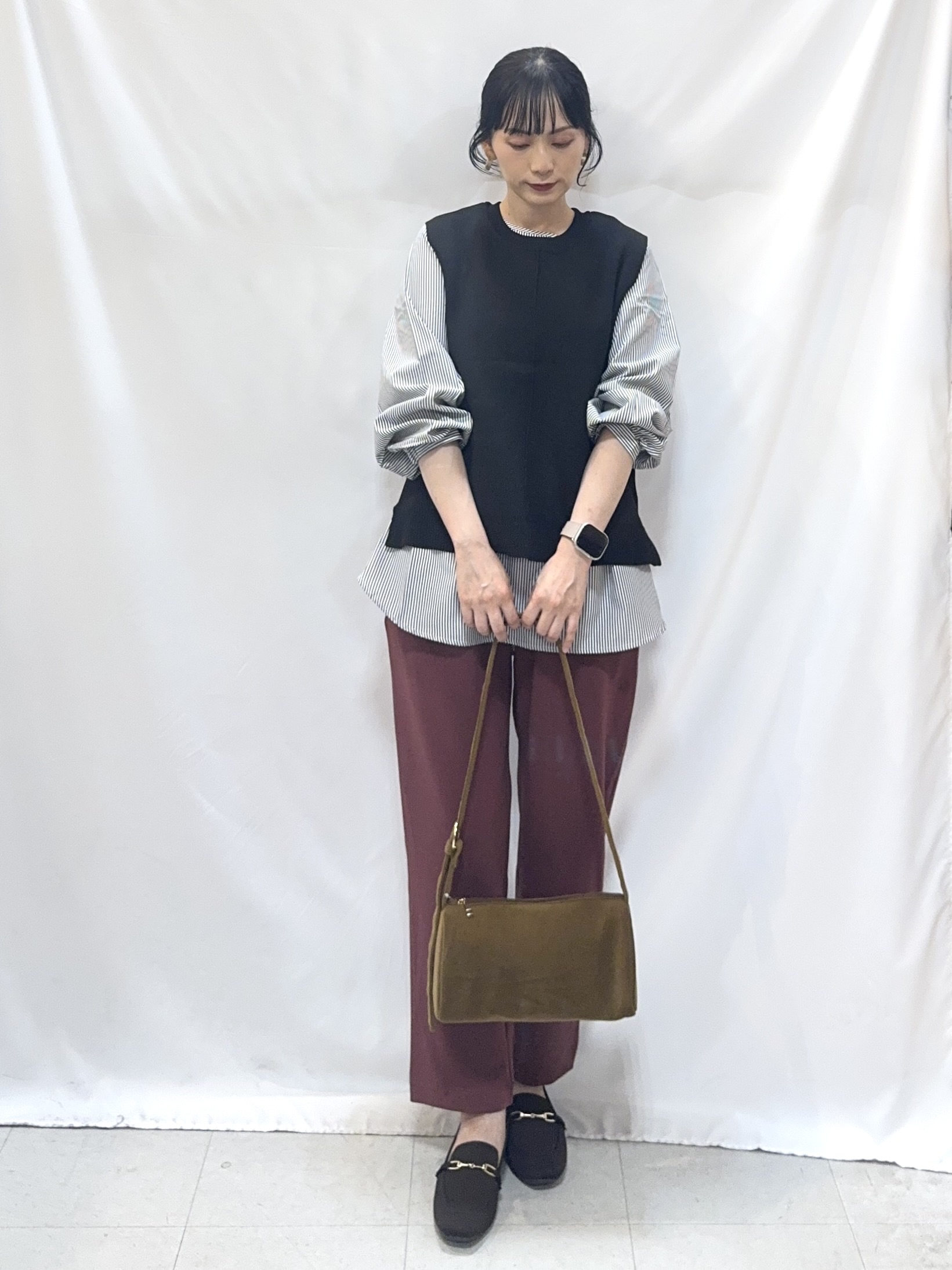 𝐇𝐢𝐫𝐨𝐦𝐢さんの「SHOO･LA･RUE｜【2点セット/S-LL】着回し自在 スポンディッシュニットベスト＆フレアシャツ」を使ったコーディネート