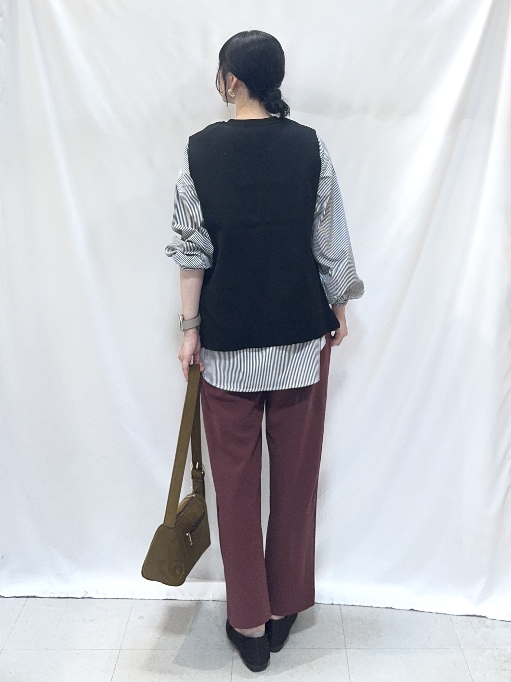 𝐇𝐢𝐫𝐨𝐦𝐢さんの「SHOO･LA･RUE｜【2点セット/S-LL】着回し自在 スポンディッシュニットベスト＆フレアシャツ」を使ったコーディネート