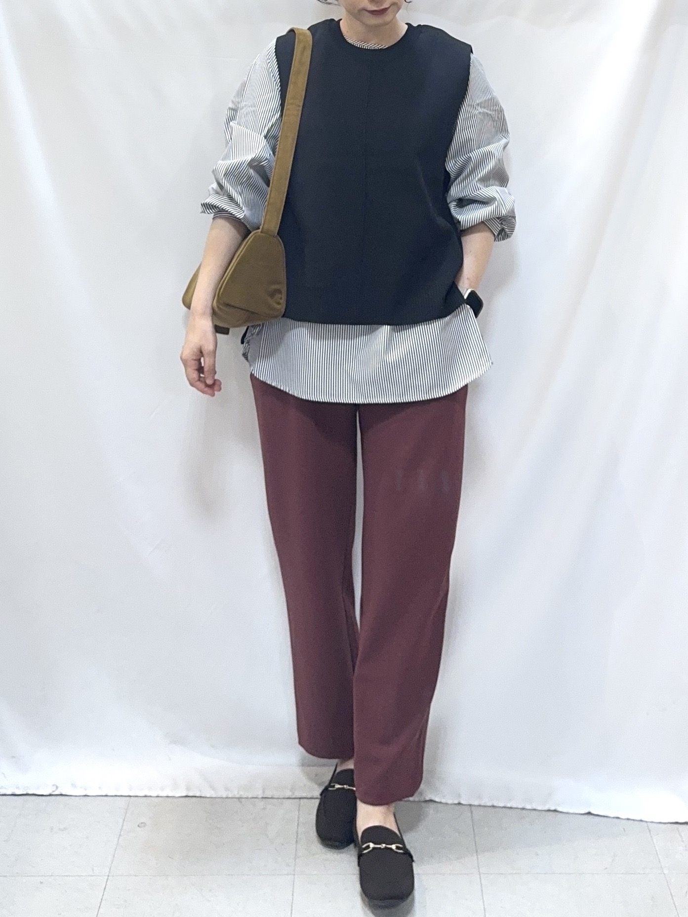 𝐇𝐢𝐫𝐨𝐦𝐢さんの「SHOO･LA･RUE｜【2点セット/S-LL】着回し自在 スポンディッシュニットベスト＆フレアシャツ」を使ったコーディネート