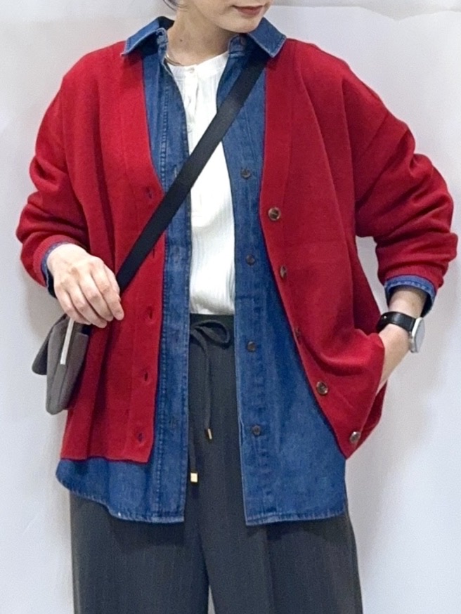 𝐇𝐢𝐫𝐨𝐦𝐢さんの「SHOO･LA･RUE｜【毛玉になりにくい/S-LL/洗濯機可/体型カバー】Vネックゆったりカーディガン」を使ったコーディネート