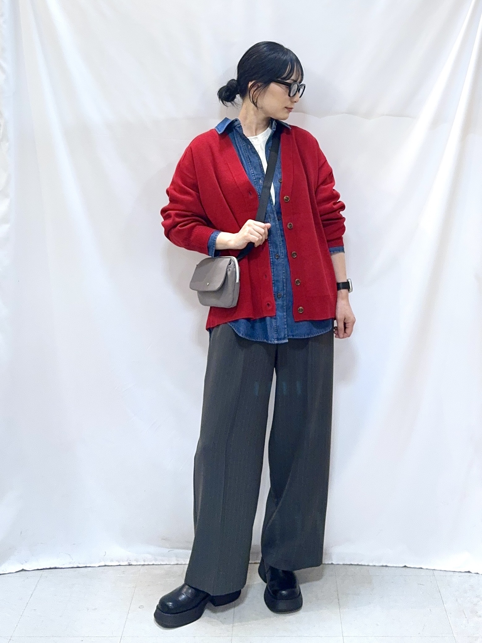 𝐇𝐢𝐫𝐨𝐦𝐢さんの「SHOO･LA･RUE｜【毛玉になりにくい/S-LL/洗濯機可/体型カバー】Vネックゆったりカーディガン」を使ったコーディネート