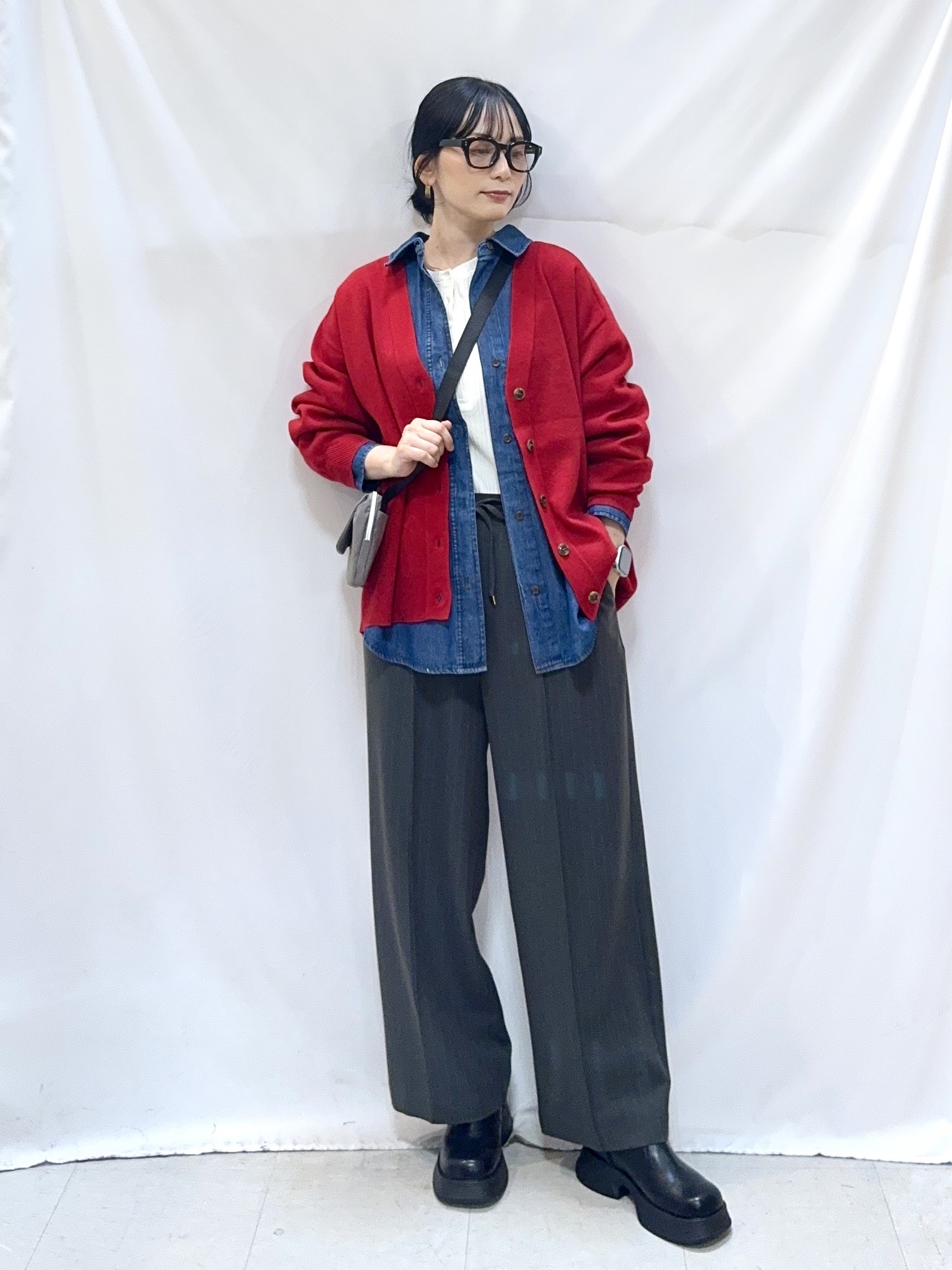 𝐇𝐢𝐫𝐨𝐦𝐢さんの「SHOO･LA･RUE｜【毛玉になりにくい/S-LL/洗濯機可/体型カバー】Vネックゆったりカーディガン」を使ったコーディネート