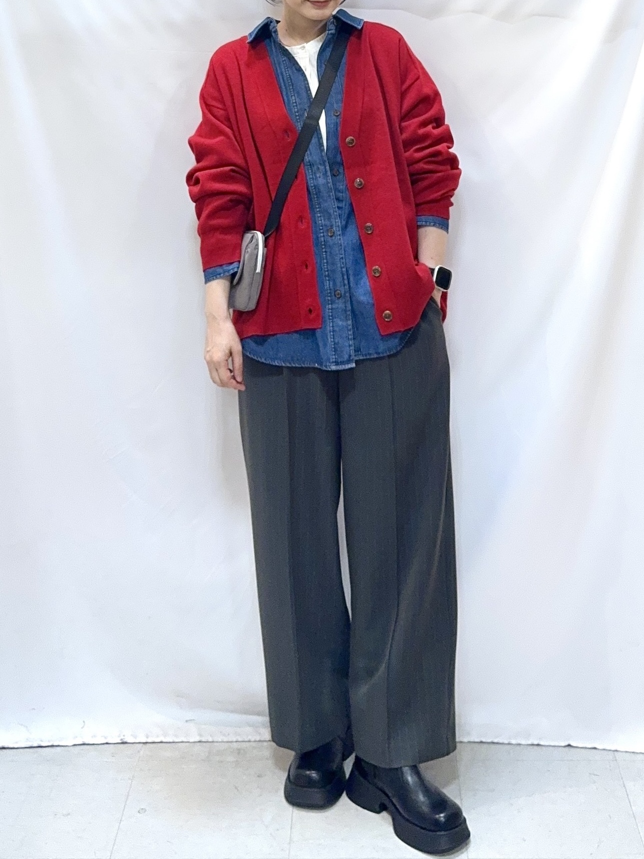 𝐇𝐢𝐫𝐨𝐦𝐢さんの「SHOO･LA･RUE｜【毛玉になりにくい/S-LL/洗濯機可/体型カバー】Vネックゆったりカーディガン」を使ったコーディネート