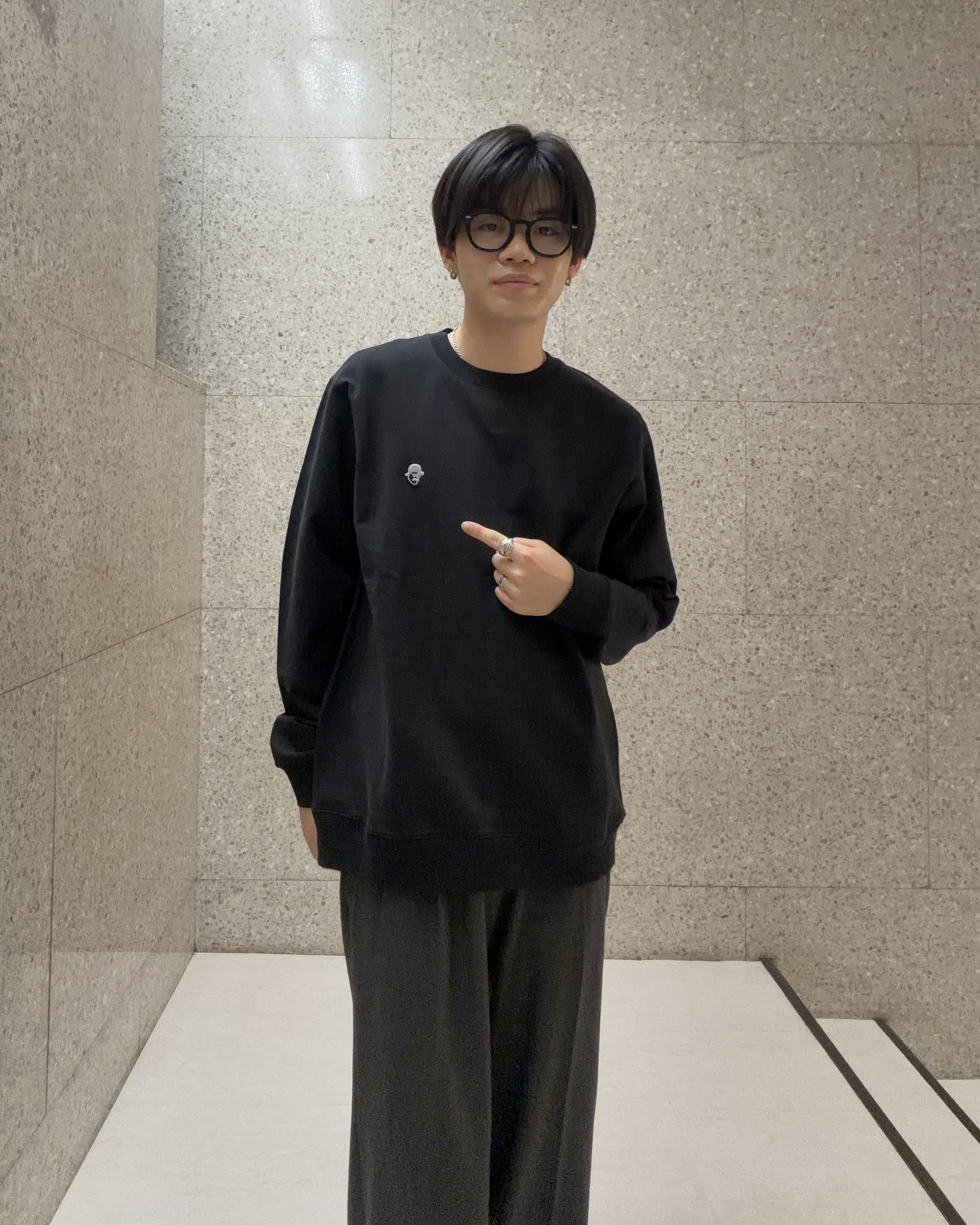 キムラさんの「TAKEO KIKUCHI｜ワンポイント刺繍 ミニ裏毛 プルオーバージャージ」を使ったコーディネート