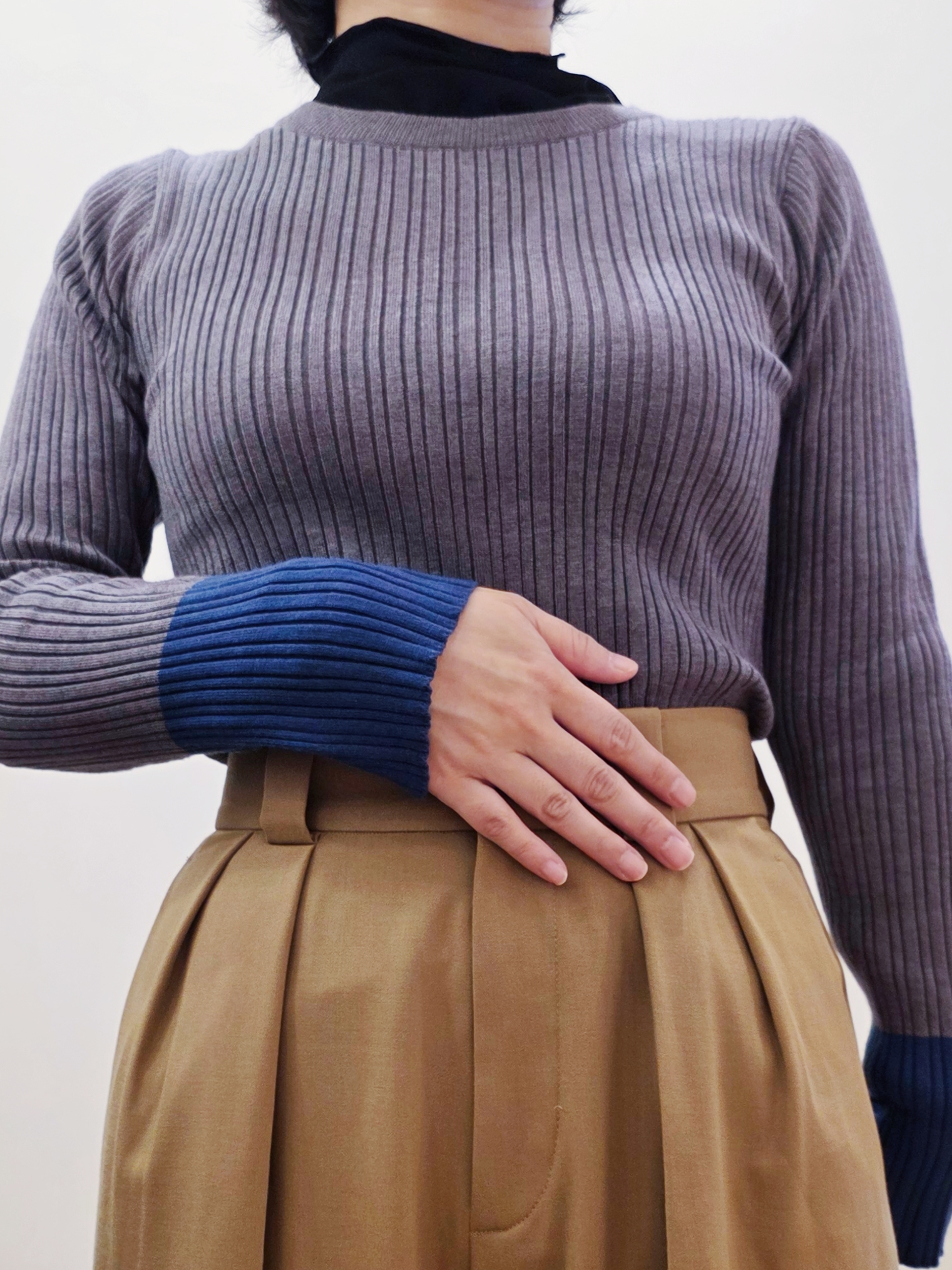 yuyuさんの「OPAQUE.CLIP｜配色スリーブランダムリブニット」を使ったコーディネート