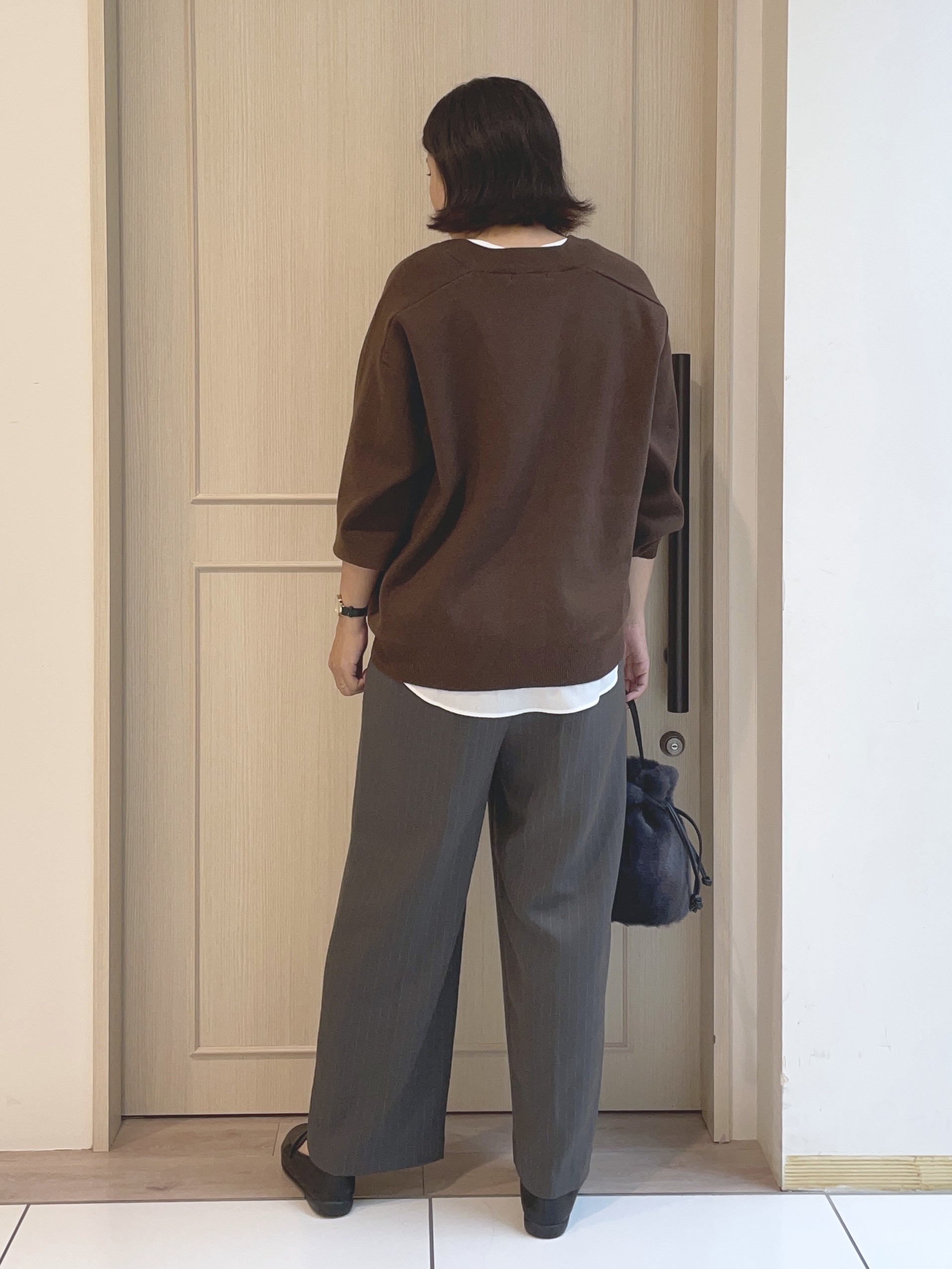 大畠和沙さんの「SHOO･LA･RUE｜【毛玉になりにくい/S-LL/洗濯機可/体型カバー】Vネックゆったりカーディガン」を使ったコーディネート