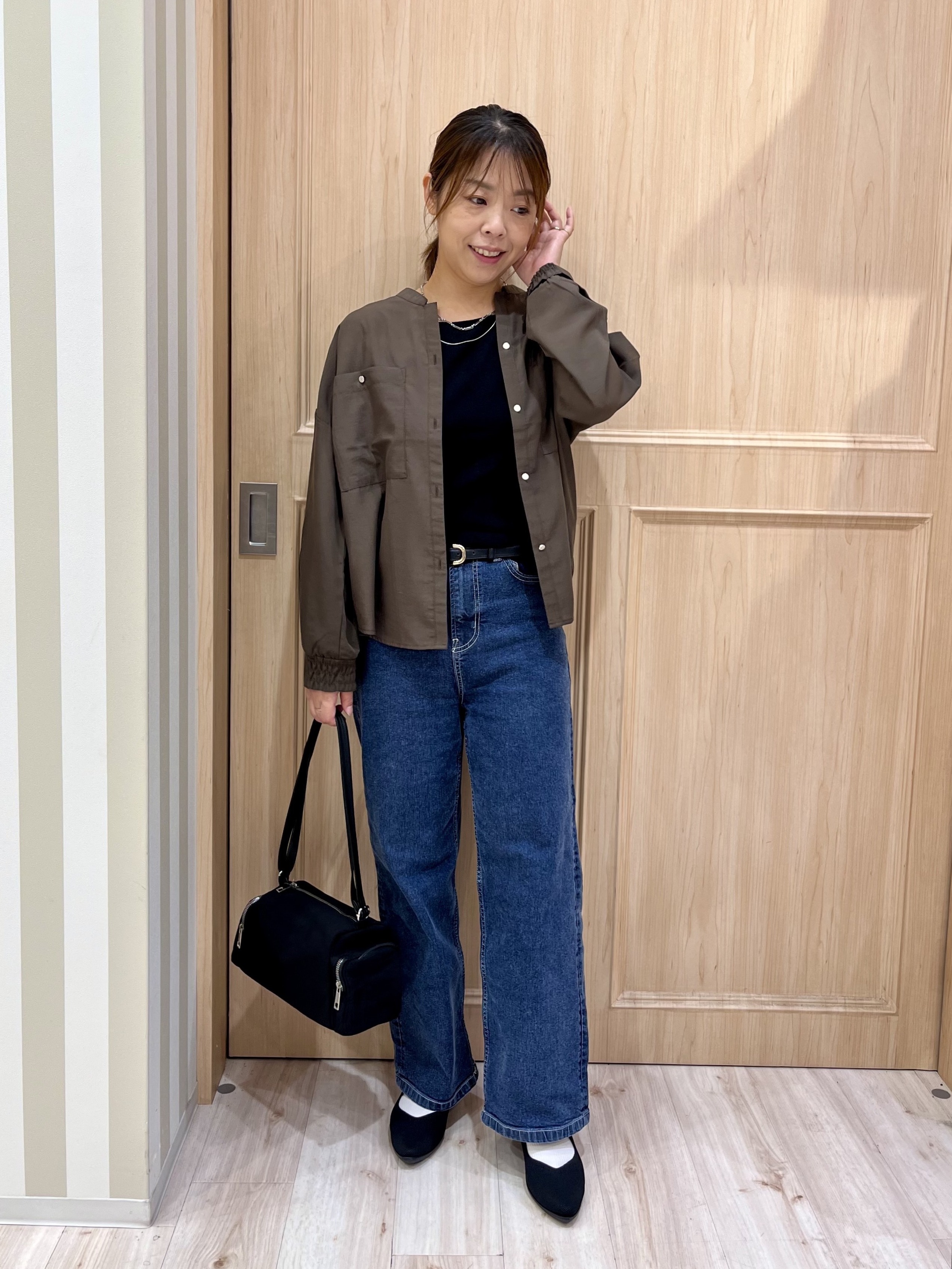 Kyokoさんの「SHOO･LA･RUE｜【洗濯後しわになりにくい/S-LL】こなれ見え ゆるっと キーネック金ボタンポケットシャツ」を使ったコーディネート