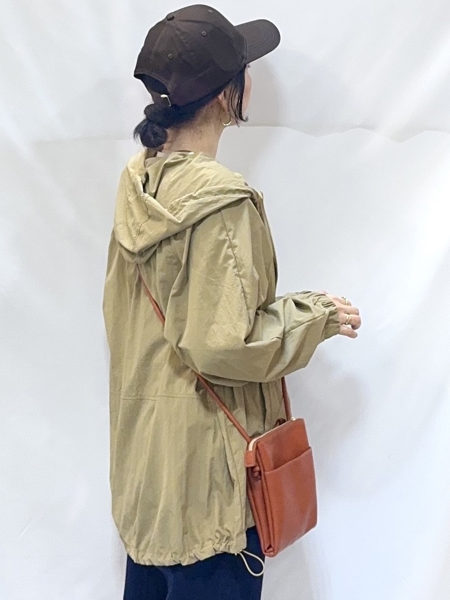 𝐇𝐢𝐫𝐨𝐦𝐢さんの「SHOO･LA･RUE｜【S-LL/撥水】ゴールドパーツで女性らしく ギャザーブルゾン」を使ったコーディネート
