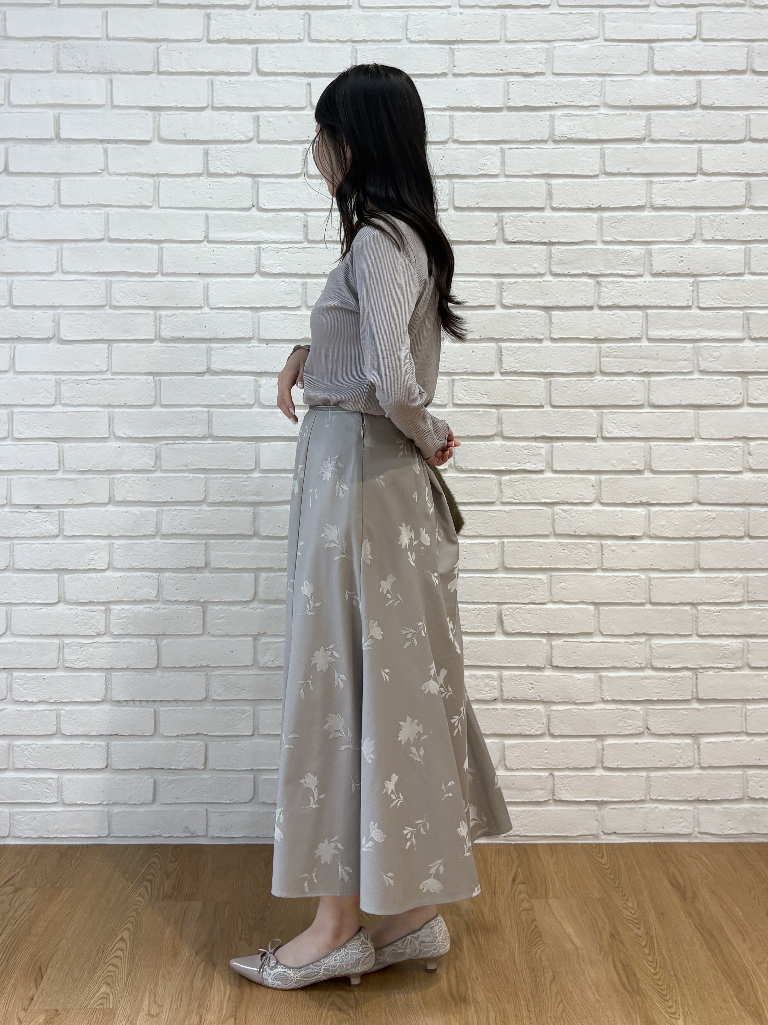 AOIさんの「Couture brooch｜【一枚でも重ねても】メローフリル テレコトップス」を使ったコーディネート