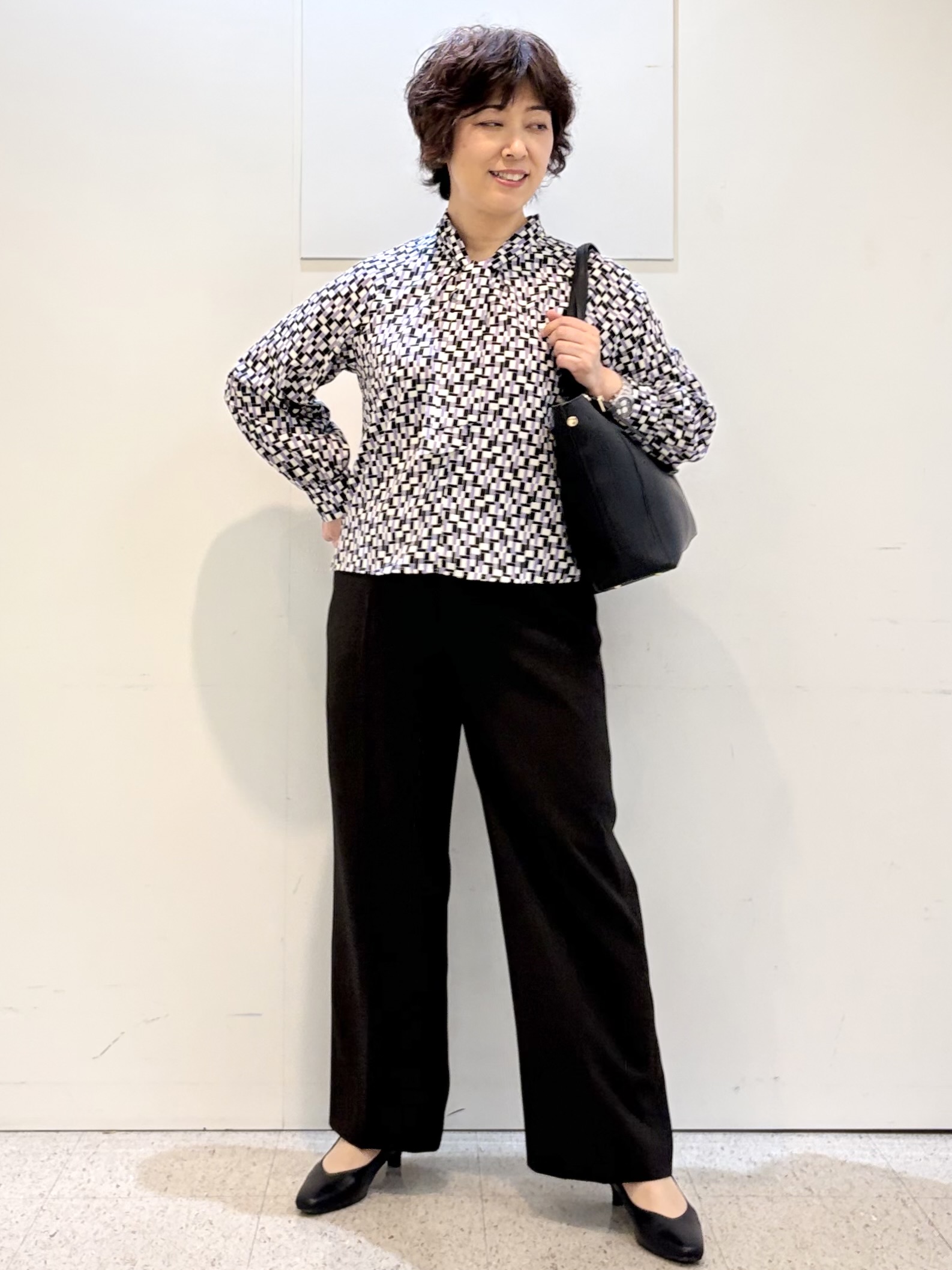 ヤスコさんの「Reflect｜【SS-4Lサイズ／セットアップ】幾何柄プリント ボウタイデザインブラウス」を使ったコーディネート
