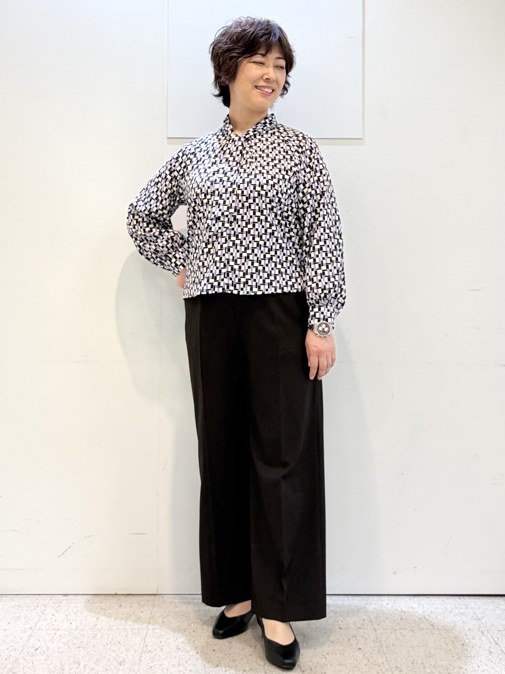 ヤスコさんの「Reflect｜【SS-4Lサイズ／セットアップ】幾何柄プリント ボウタイデザインブラウス」を使ったコーディネート