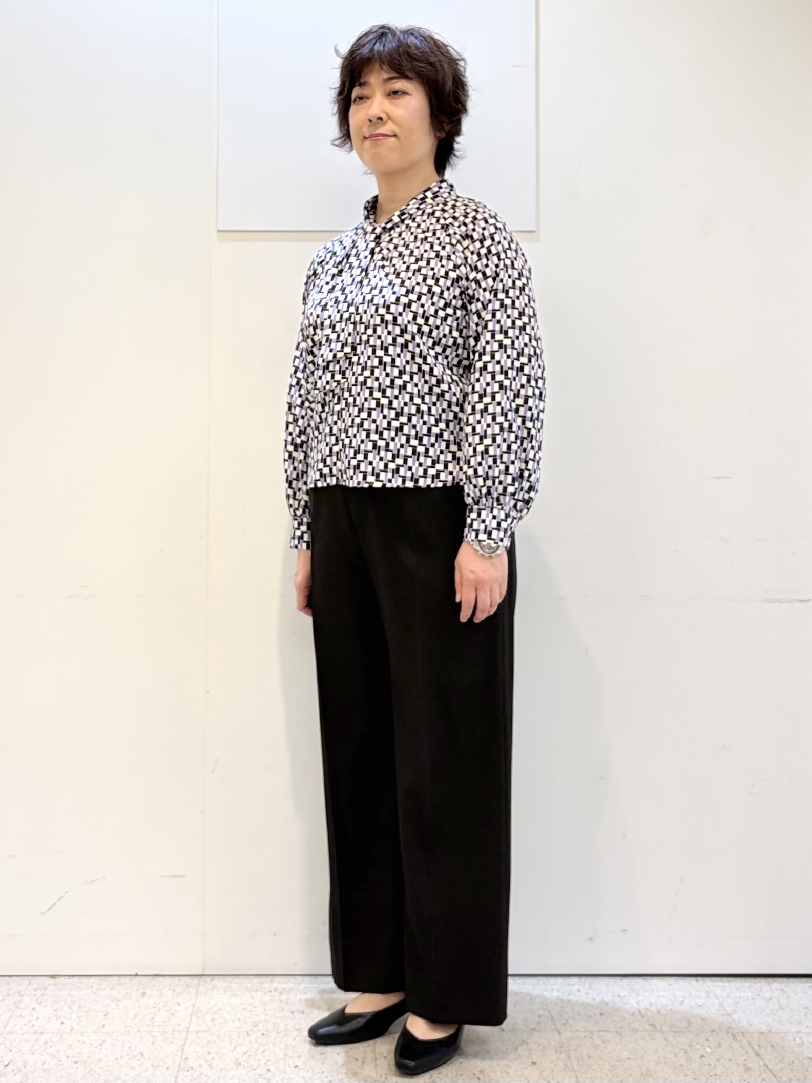 ヤスコさんの「Reflect｜【SS-4Lサイズ／セットアップ】幾何柄プリント ボウタイデザインブラウス」を使ったコーディネート
