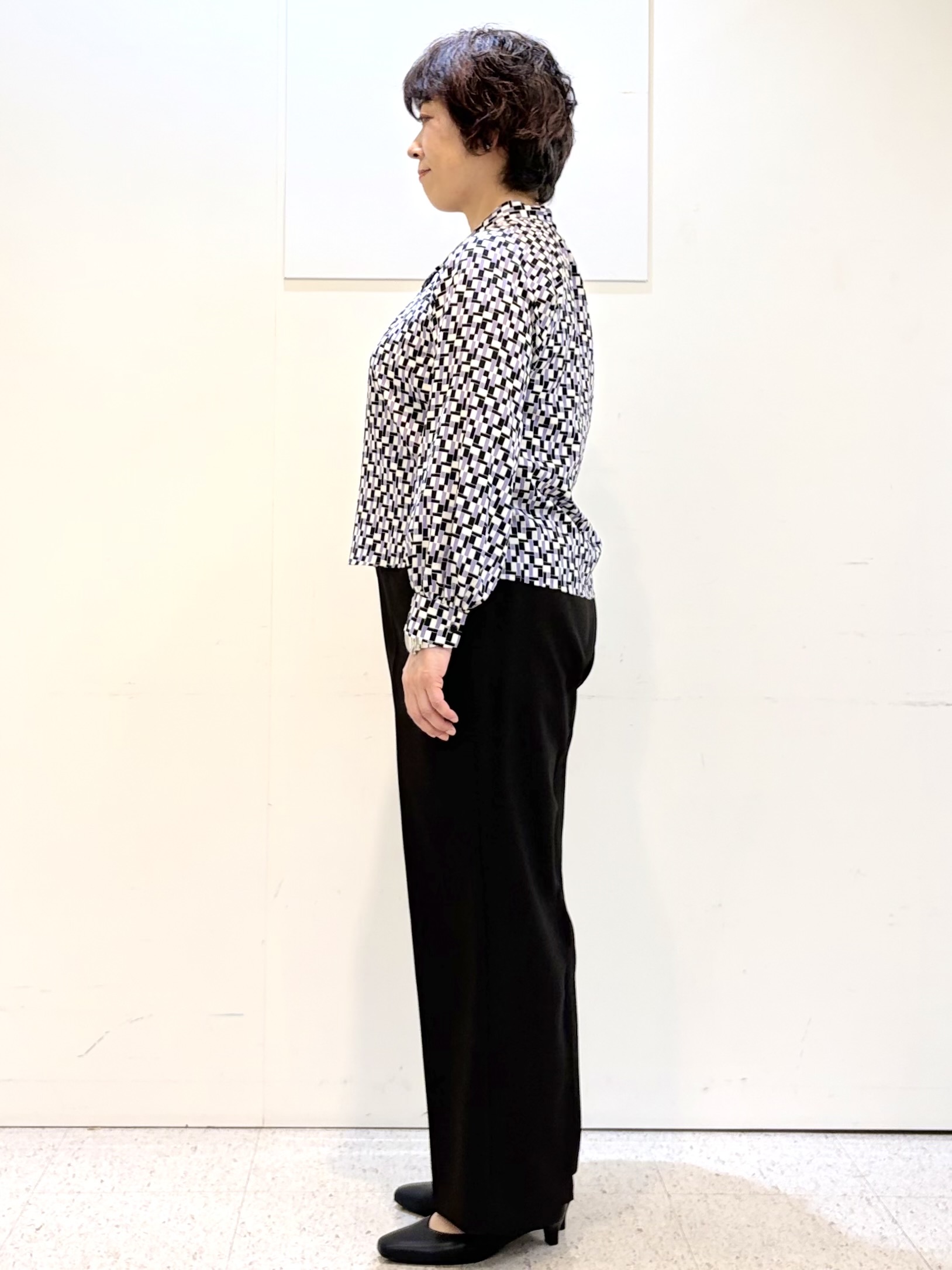 ヤスコさんの「Reflect｜【SS-4Lサイズ／セットアップ】幾何柄プリント ボウタイデザインブラウス」を使ったコーディネート