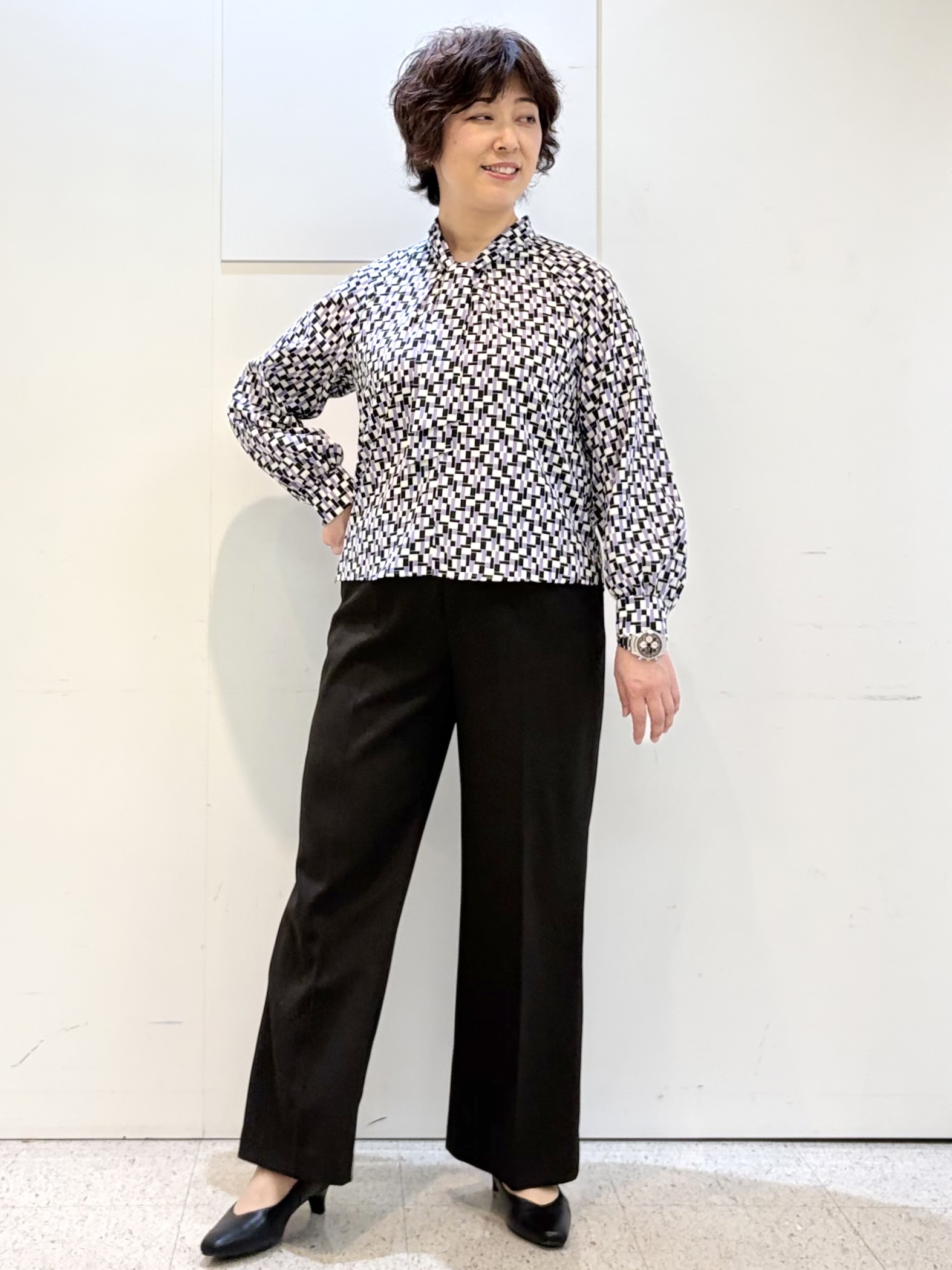 ヤスコさんの「Reflect｜【SS-4Lサイズ／セットアップ】幾何柄プリント ボウタイデザインブラウス」を使ったコーディネート