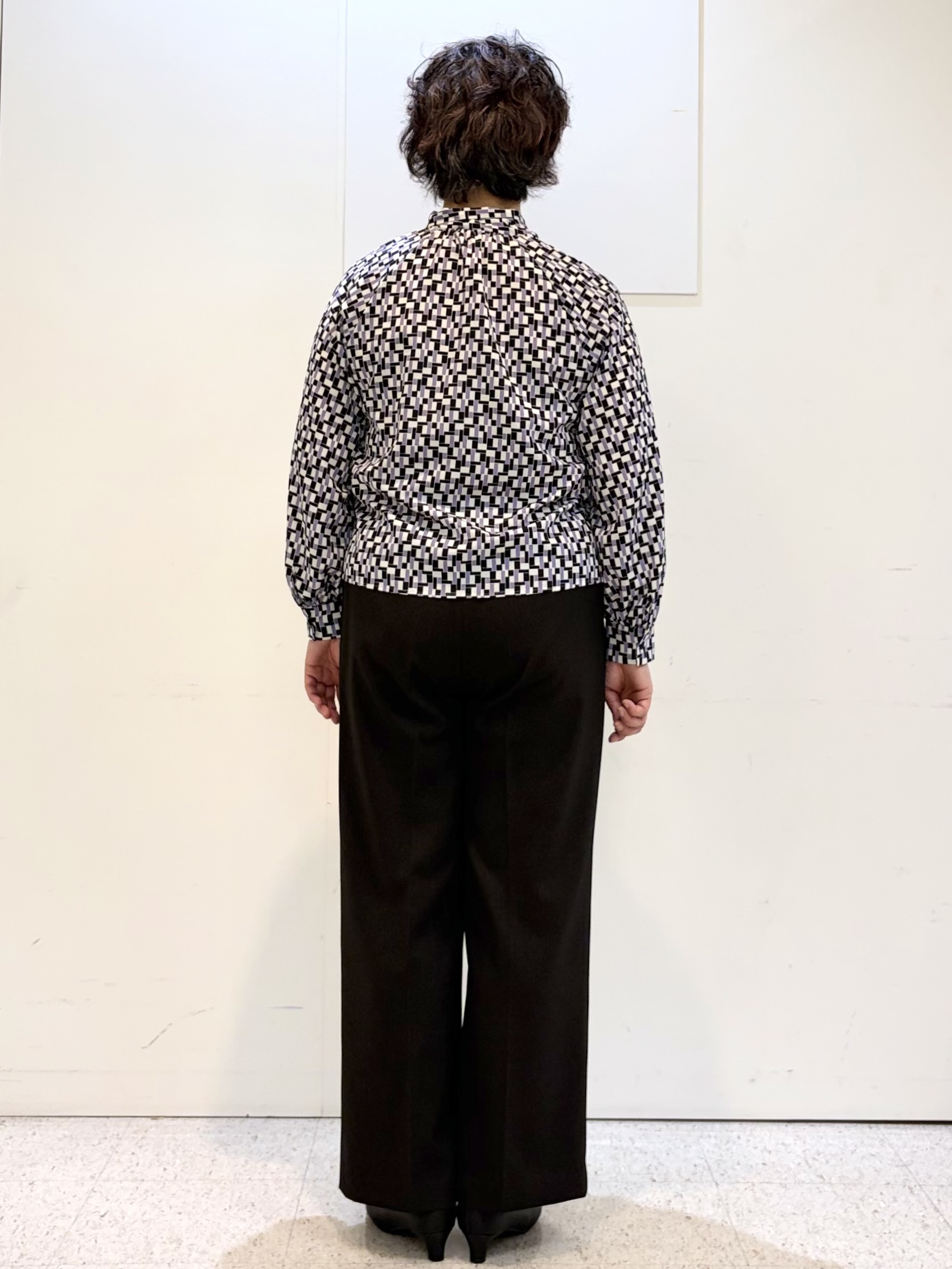 ヤスコさんの「Reflect｜【SS-4Lサイズ／セットアップ】幾何柄プリント ボウタイデザインブラウス」を使ったコーディネート