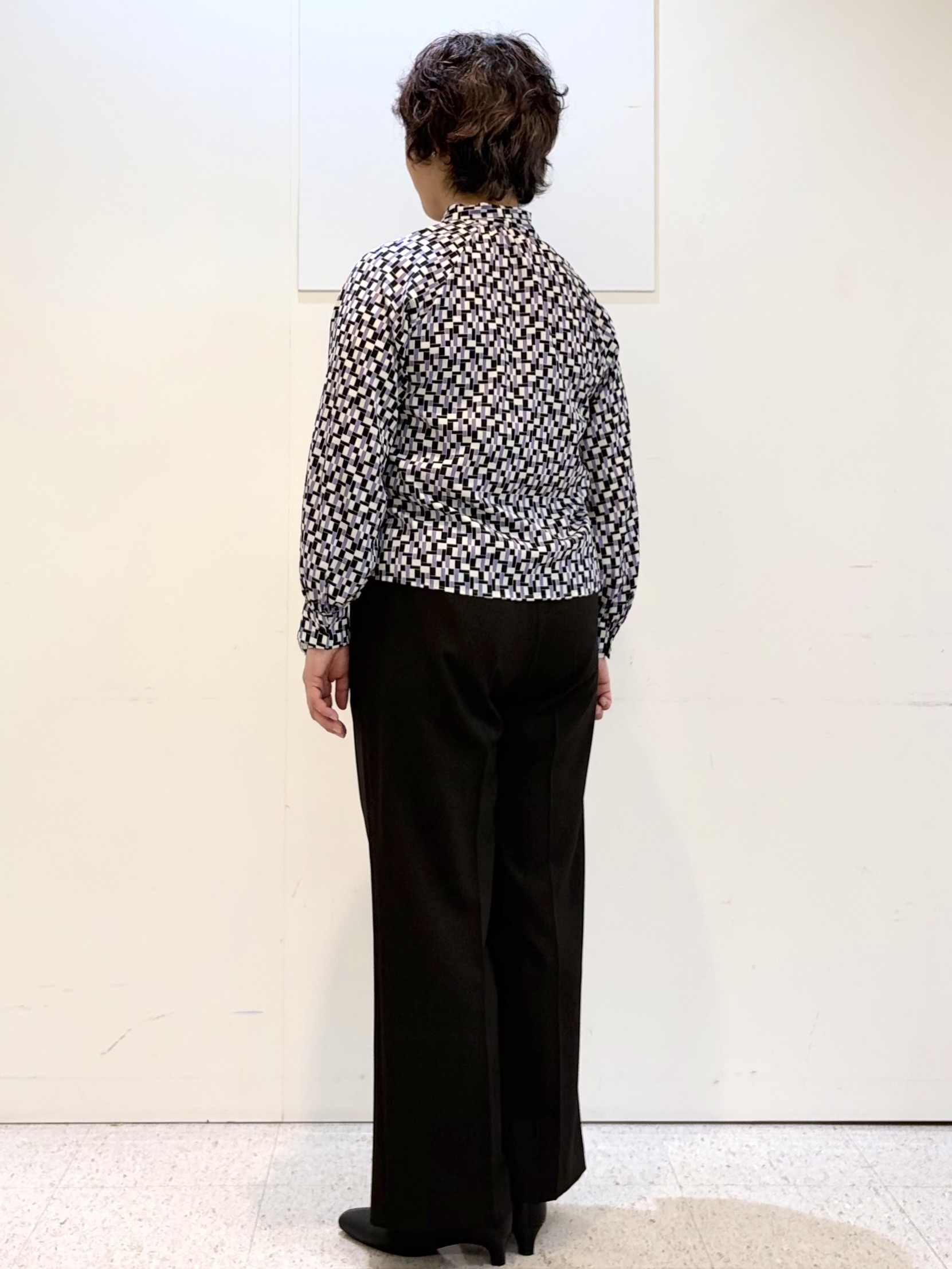 ヤスコさんの「Reflect｜【SS-4Lサイズ／セットアップ】幾何柄プリント ボウタイデザインブラウス」を使ったコーディネート