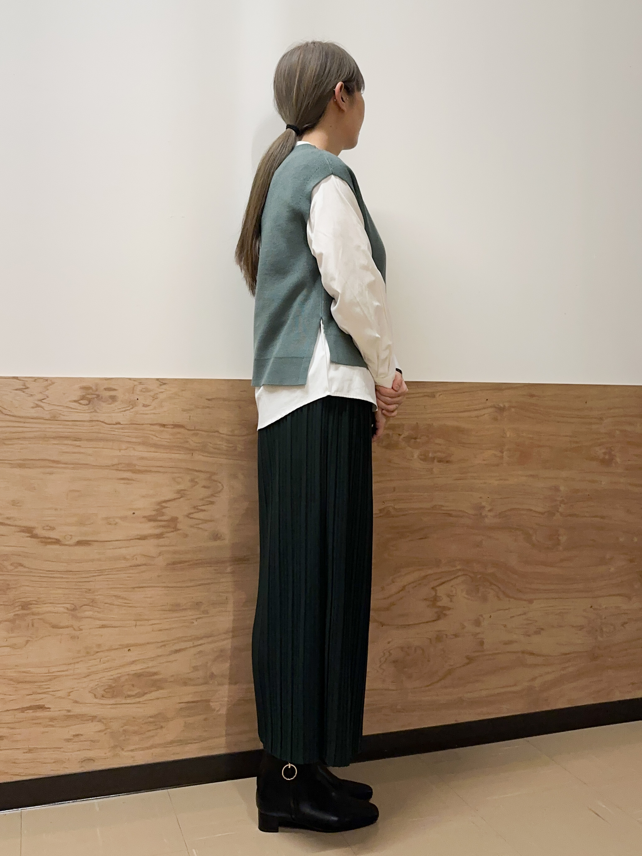 すーさんの「grove｜【2点セット/時短・着回し】着るだけでコーデが完成 ニットベスト&times;シャツ」を使ったコーディネート