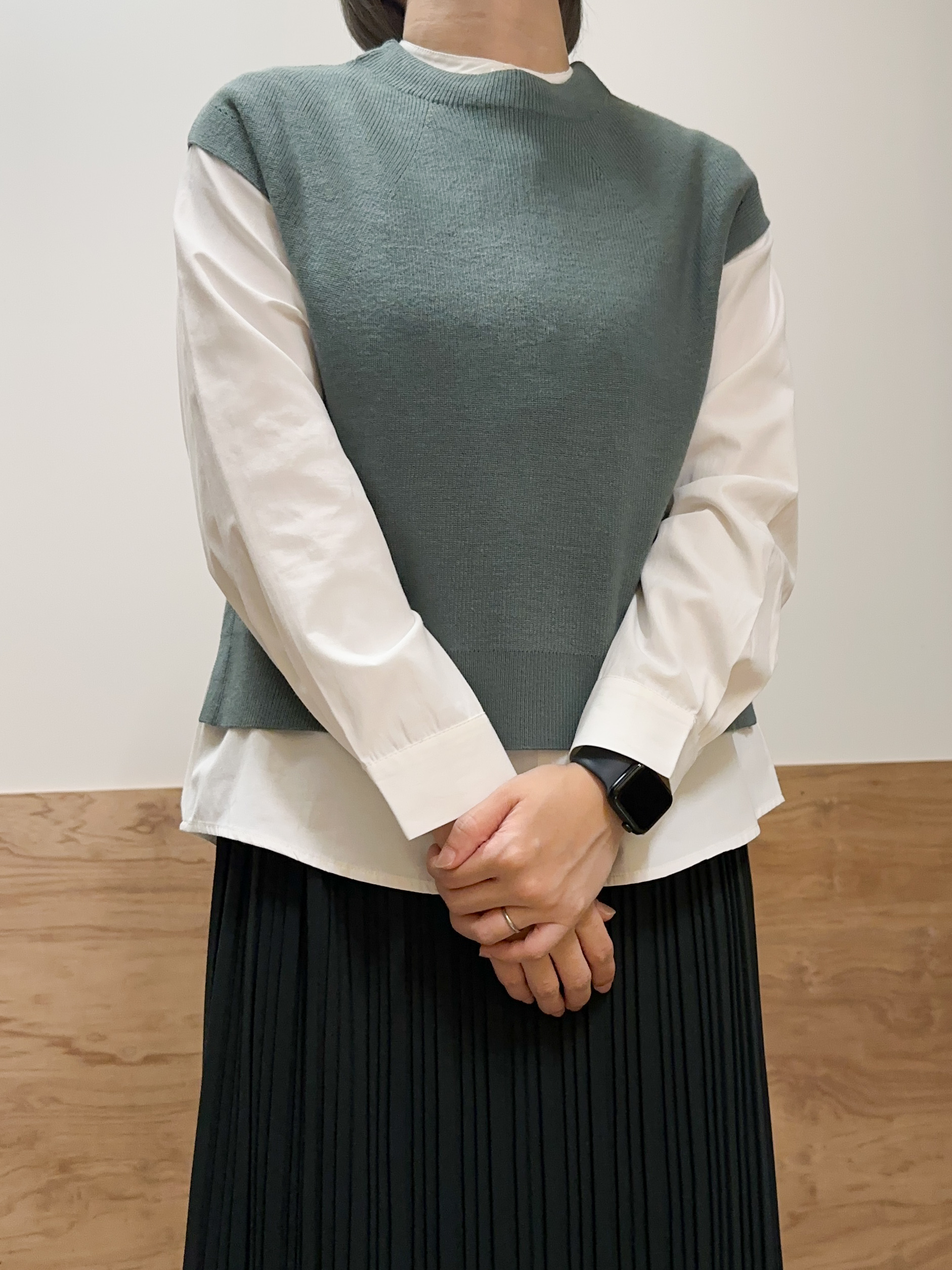 すーさんの「grove｜【2点セット/時短・着回し】着るだけでコーデが完成 ニットベスト&times;シャツ」を使ったコーディネート