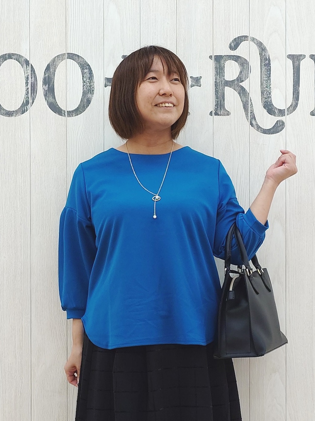 とろろさんの「SHOO･LA･RUE｜【着丈選べる/2点セット/S-LL/洗濯機可】ネックレス付き 着心地さらり7分袖ブラウス」を使ったコーディネート