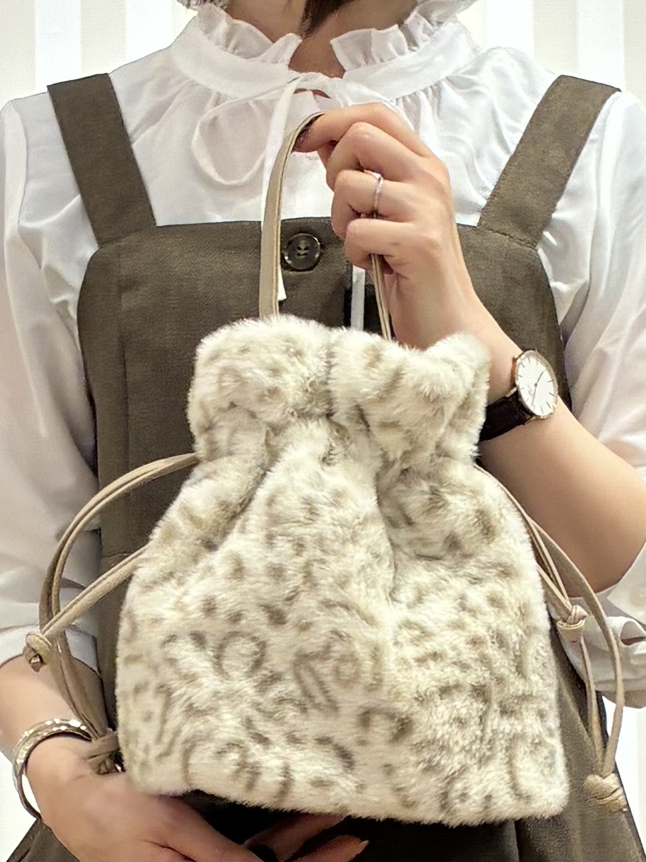 SAOさんの「SHOO･LA･RUE｜【S-LL/洗濯機可】襟フリルが女性らしい リボンブラウス」を使ったコーディネート