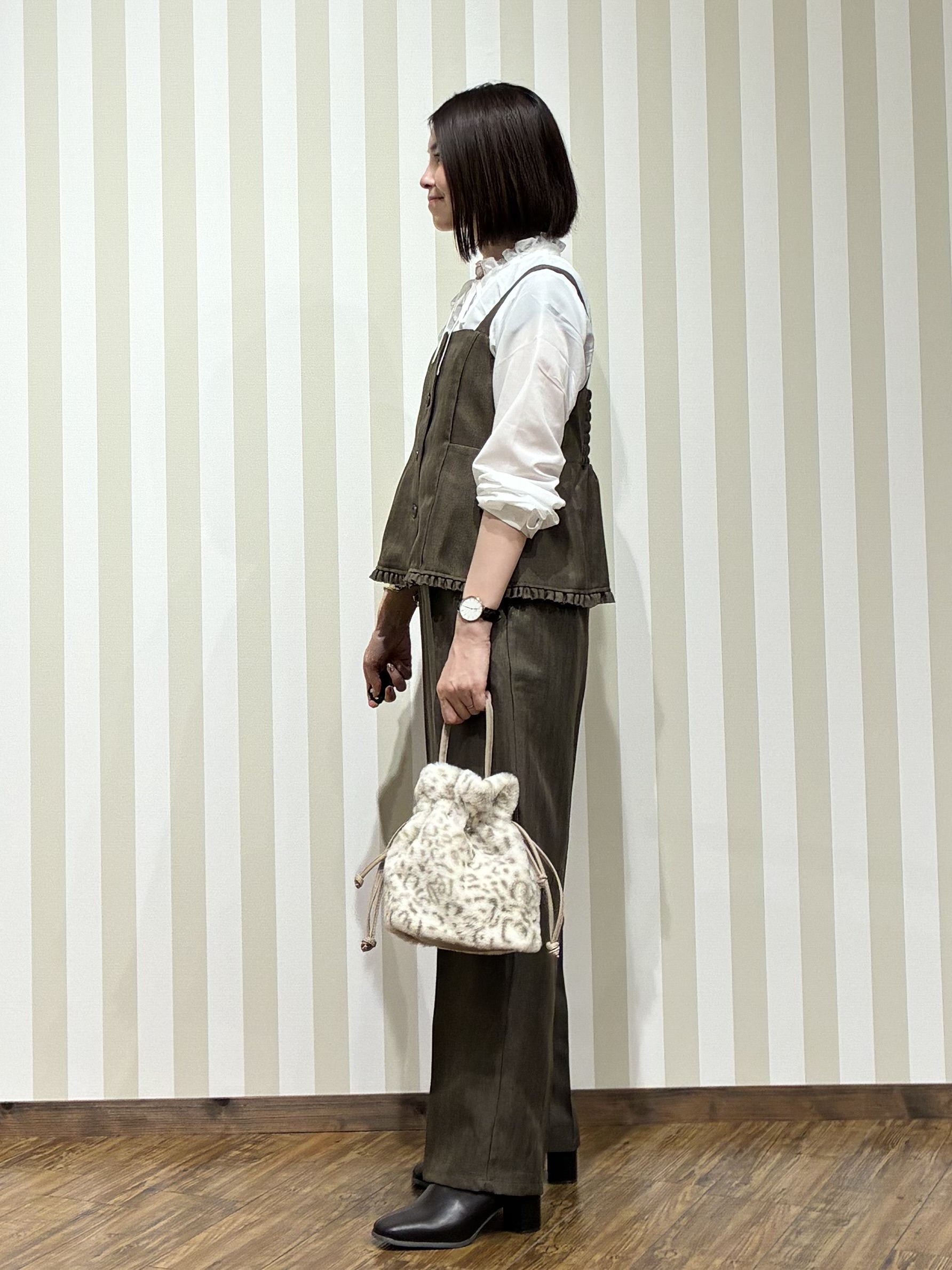 SAOさんの「SHOO･LA･RUE｜【S-LL/洗濯機可】襟フリルが女性らしい リボンブラウス」を使ったコーディネート
