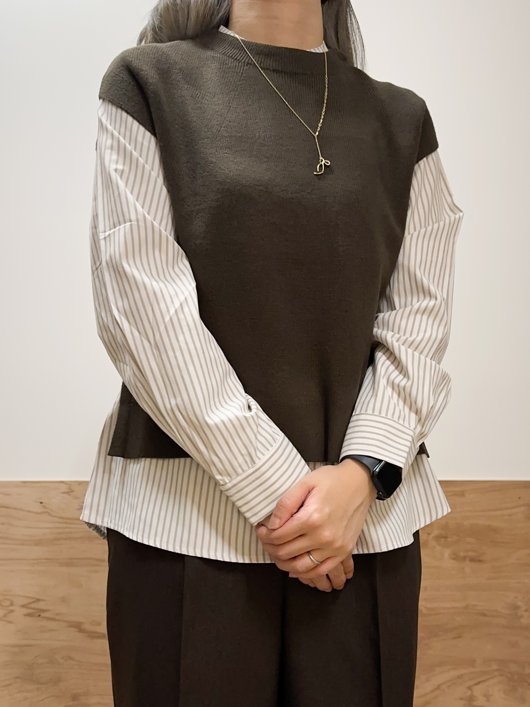 すーさんの「grove｜【2点セット/時短・着回し】着るだけでコーデが完成 ニットベスト&times;シャツ」を使ったコーディネート