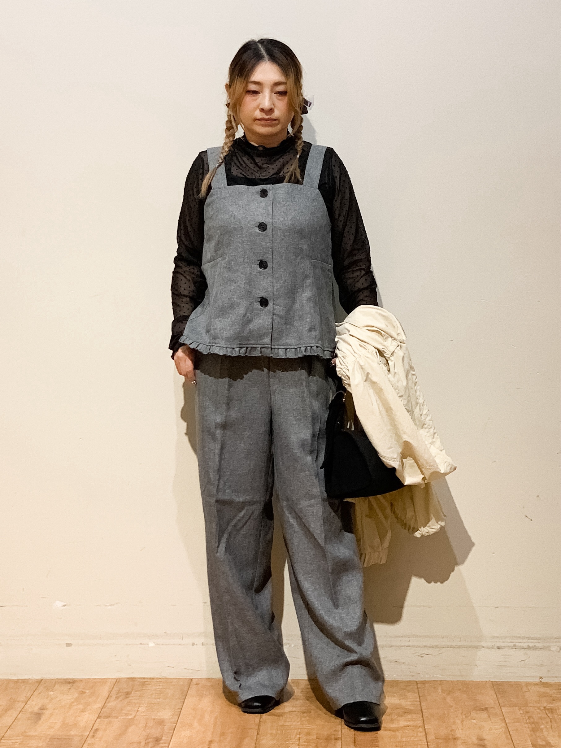 MEGさんの「SHOO･LA･RUE｜【S-LL/撥水】ゴールドパーツで女性らしく ギャザーブルゾン」を使ったコーディネート