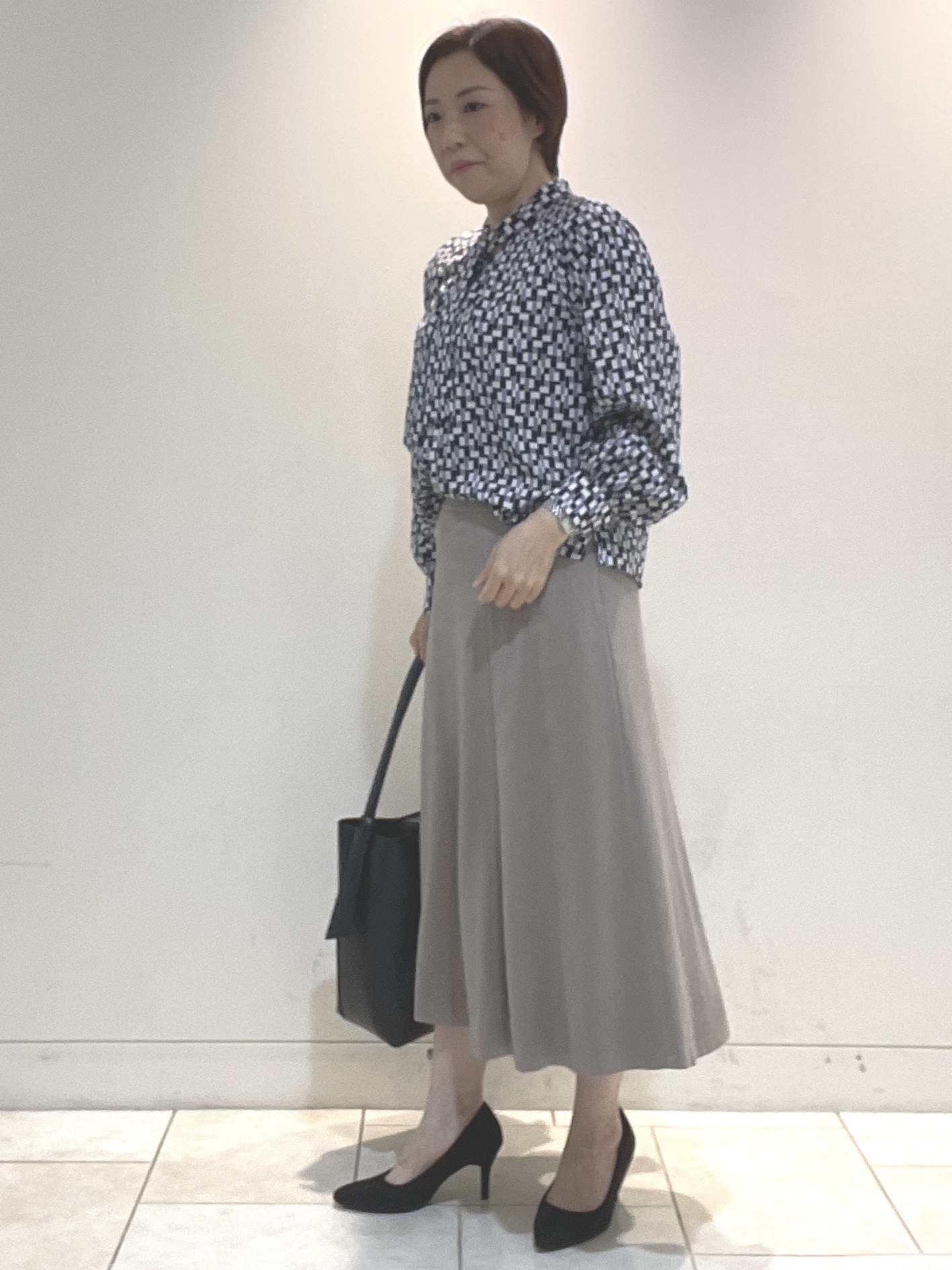 フミさんの「Reflect｜【SS-4Lサイズ／セットアップ】幾何柄プリント ボウタイデザインブラウス」を使ったコーディネート